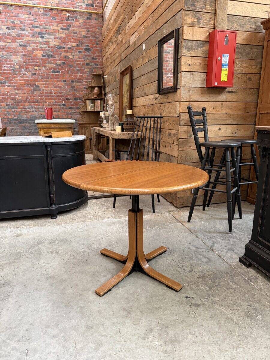 Modular round teak table with central base by Osvaldo Borsani.