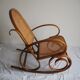 Rocking-chair en bois teinté et assise cannée