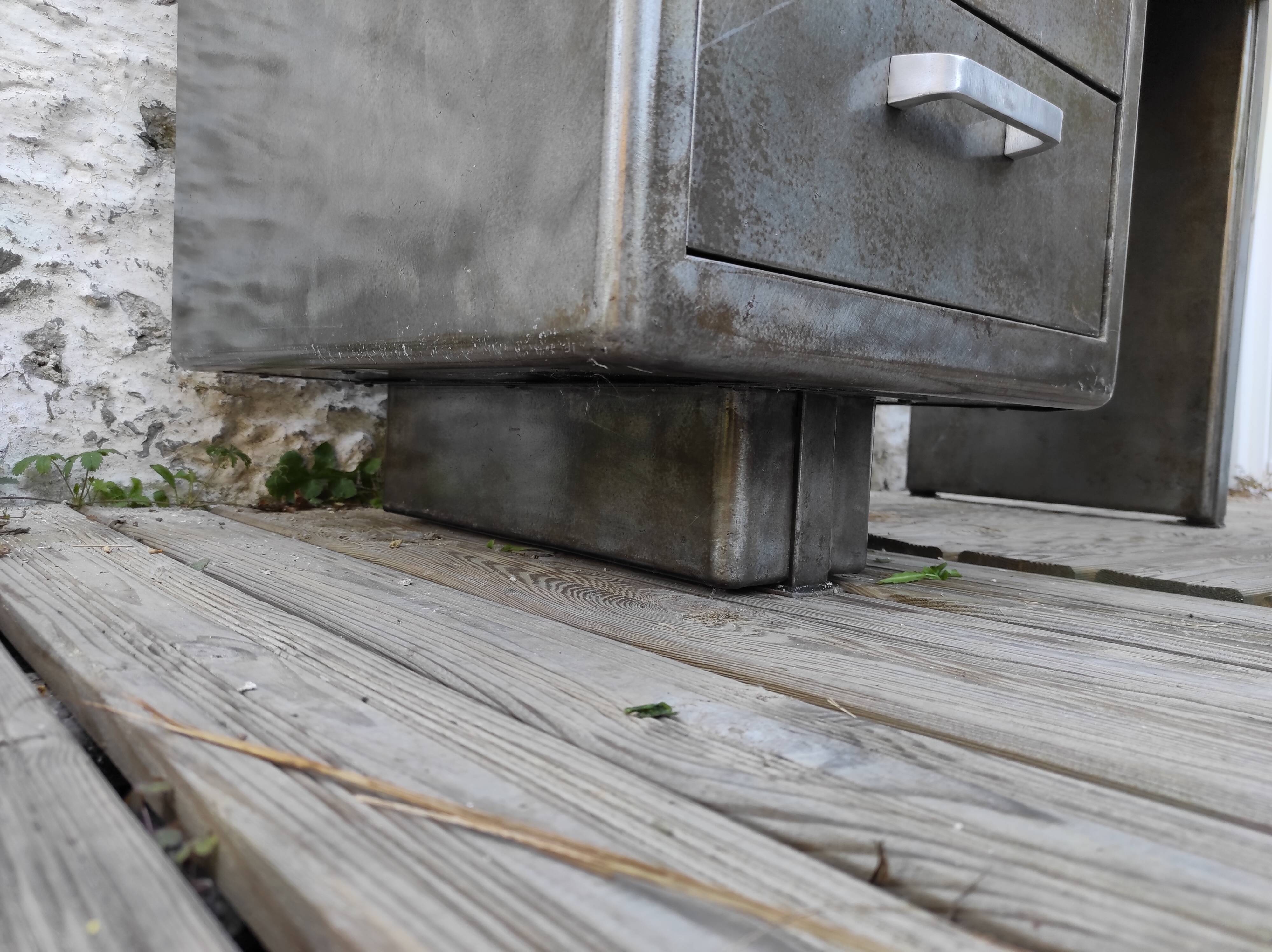 Strafor desk in brushed metal