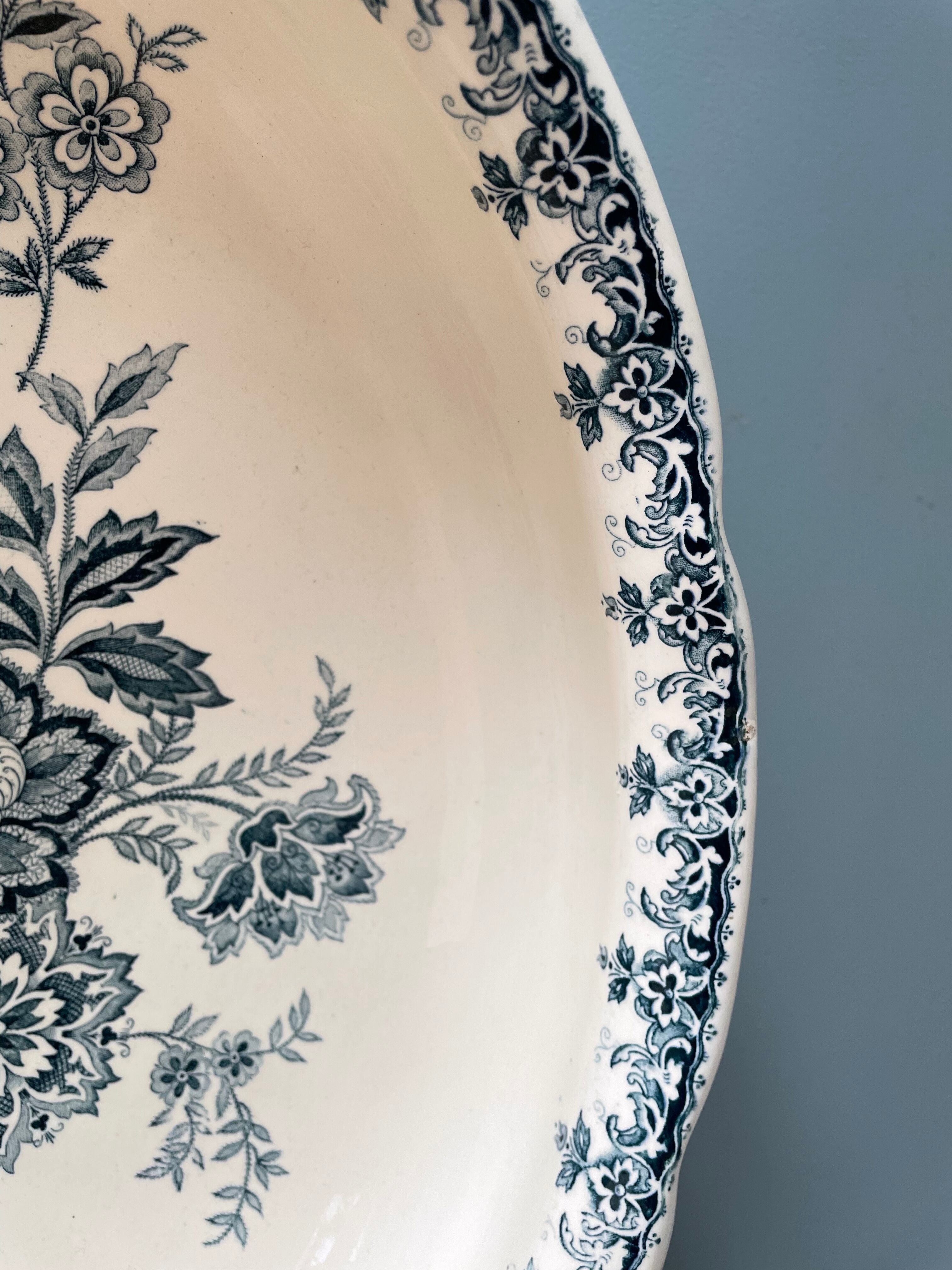 Vasque de toilette 1900 en faïence de St Amand et Hamage, modèle Nigella