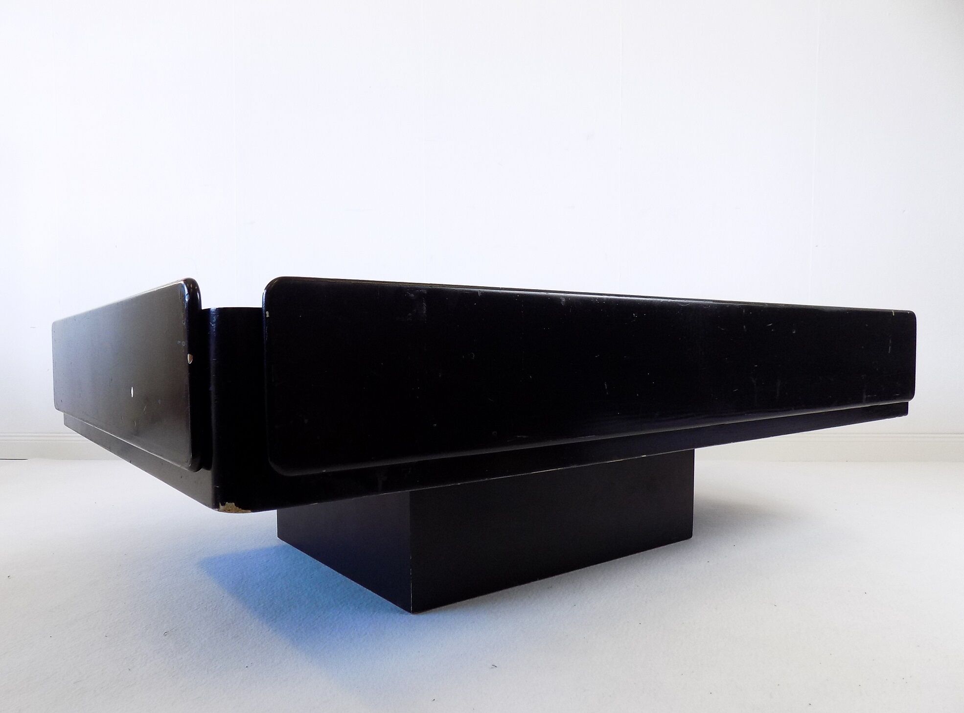 Gavina Caori coffee table by Vico Magistretti