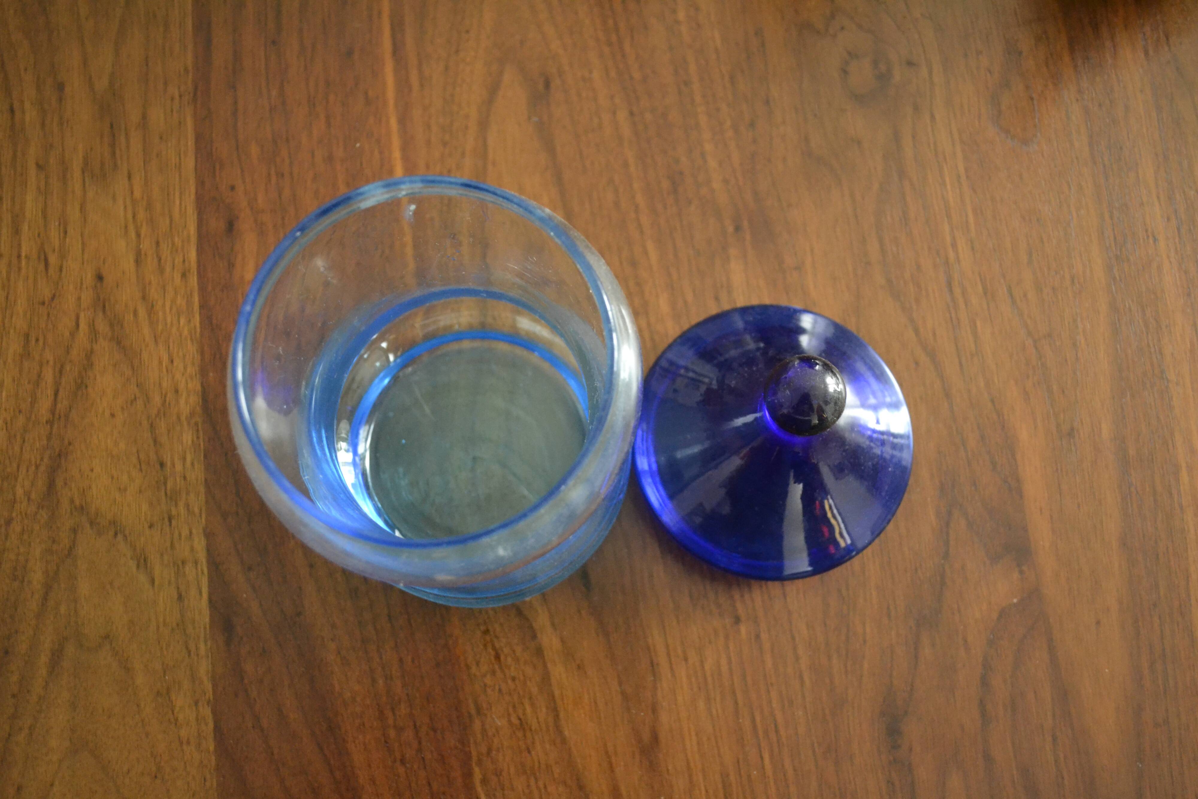 Pot en verre bleu