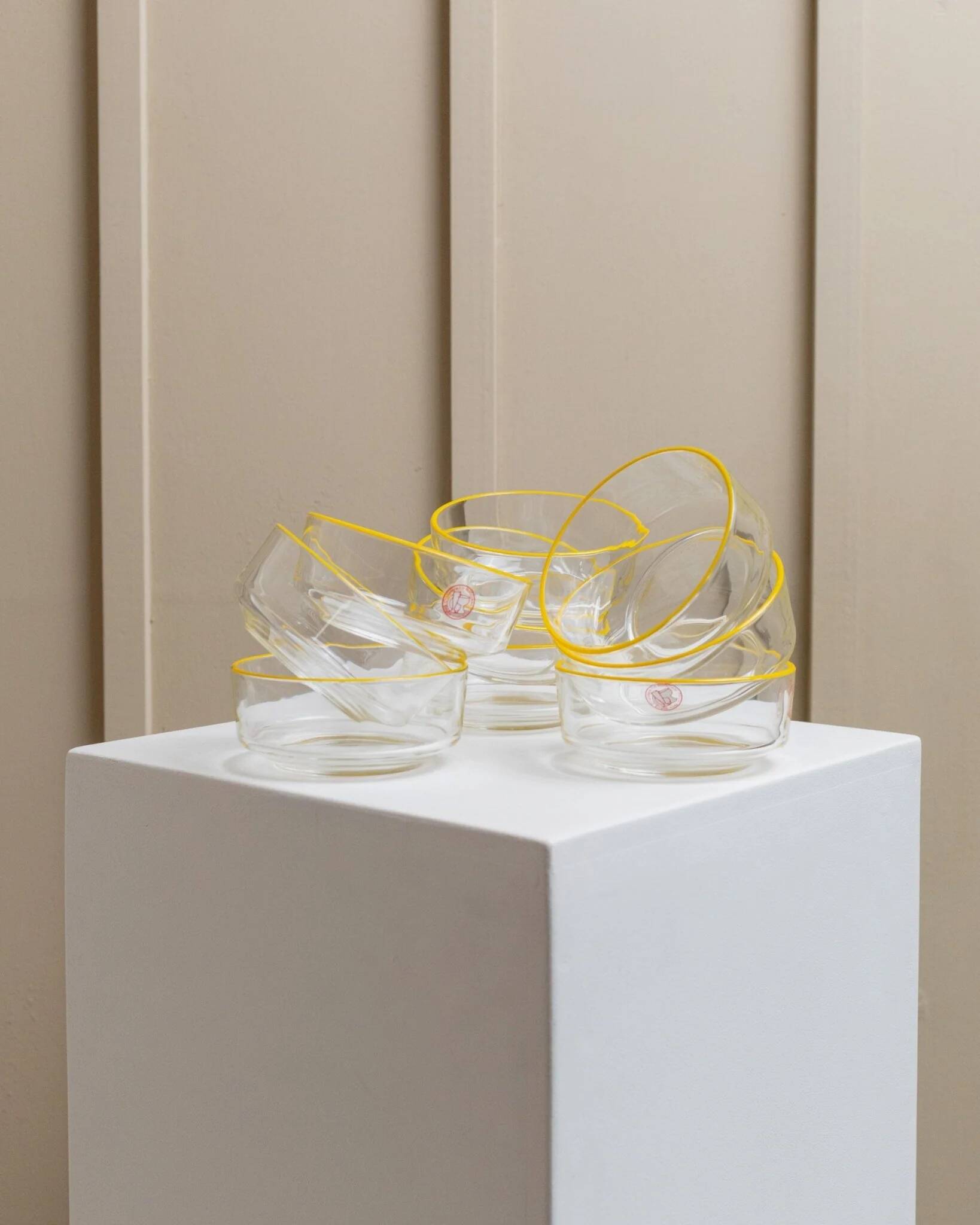 Ensemble de 9 bols en verre vintage Empoli en verre transparent avec un bord jaune, design des années 1980.