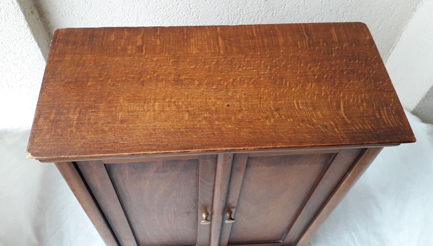 Armoire de poupée en bois