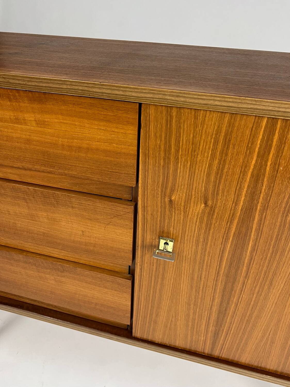 Buffet en noyer vintage avec tiroirs des années 60-70, de style mid-century, similaire au teck.