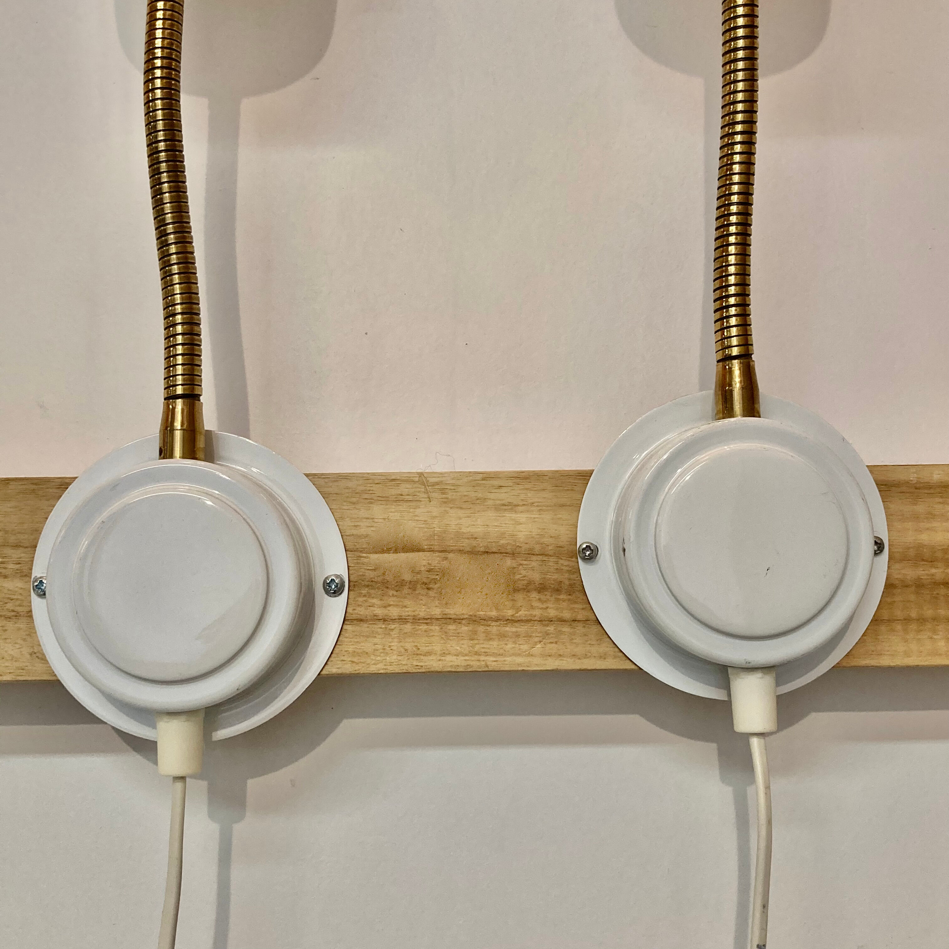 Paire d'appliques blanches design 1950.
