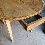 Table ronde à œillets