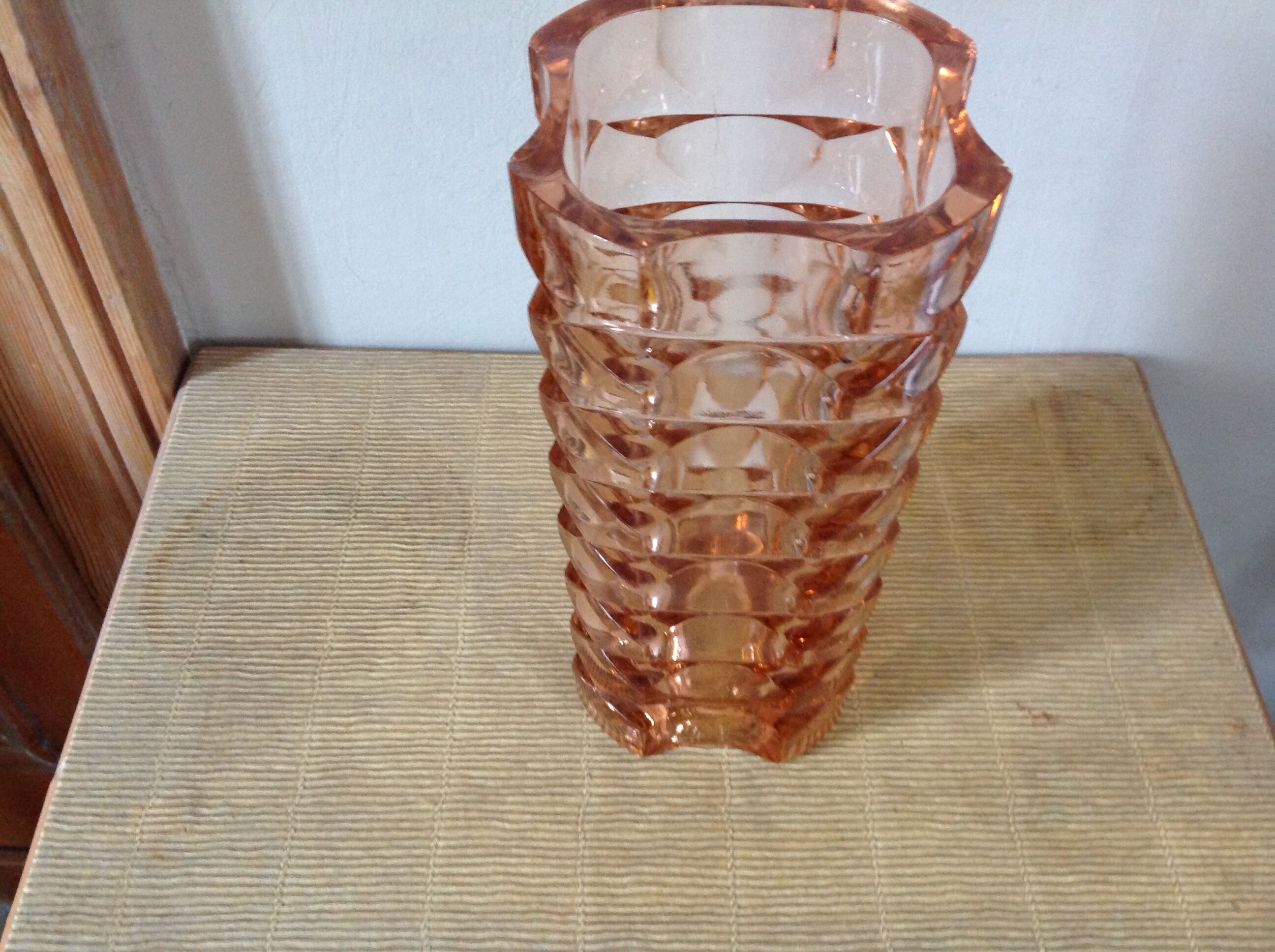 Vase 70s pink chiseled glass