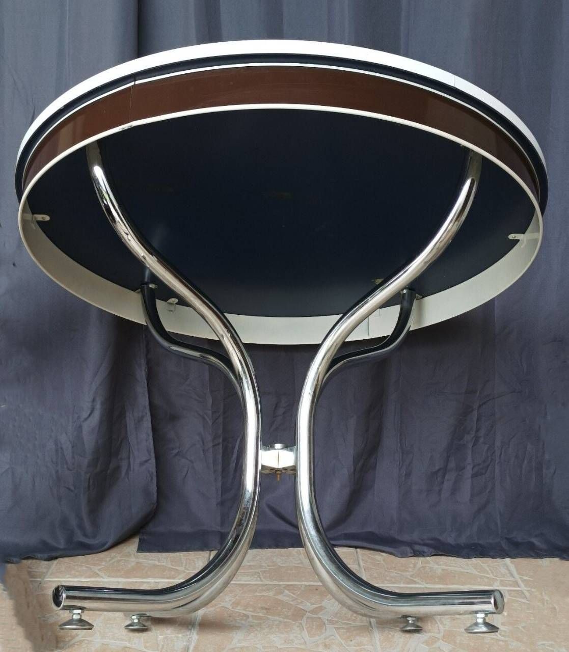 Table ronde vintage en formica et métal chrome | Selency