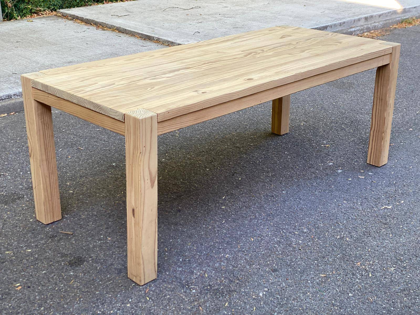 Table à manger rénovée en pin massif style scandinave brutaliste des années