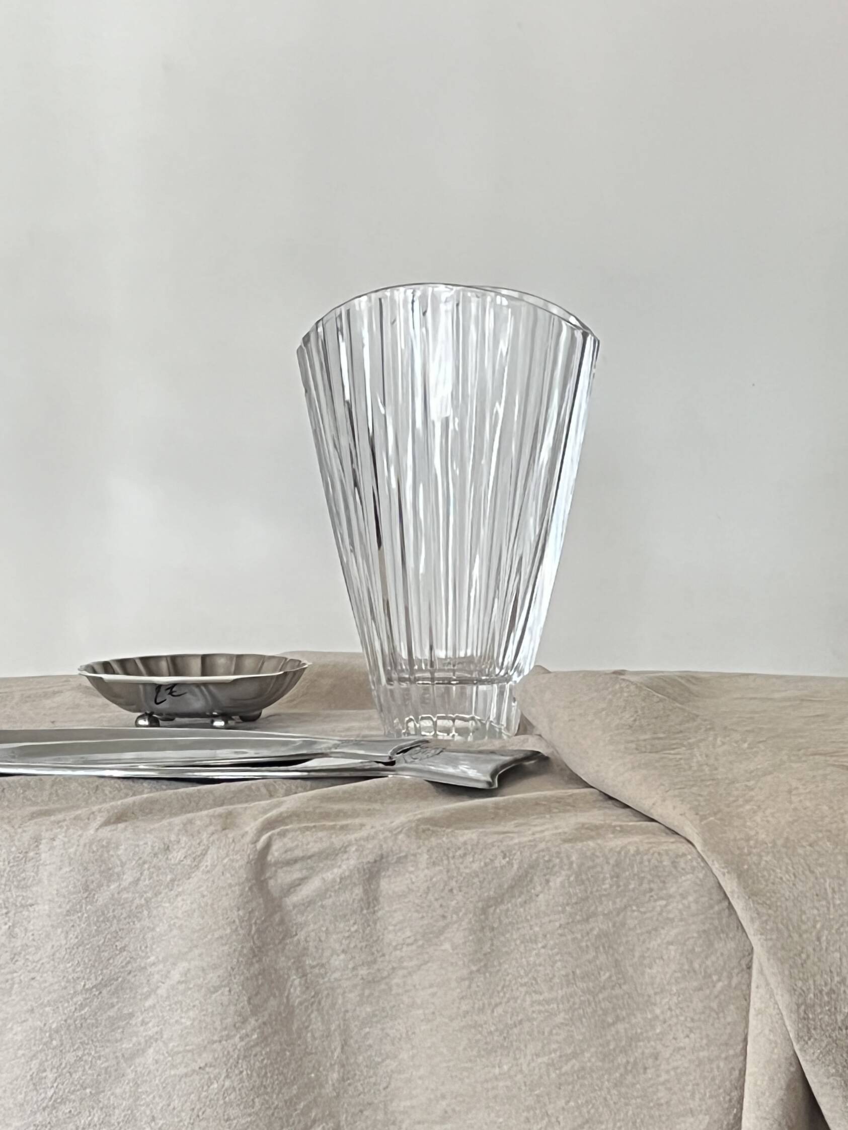 Large Art Deco fan vase in Arques crystal, France 1950