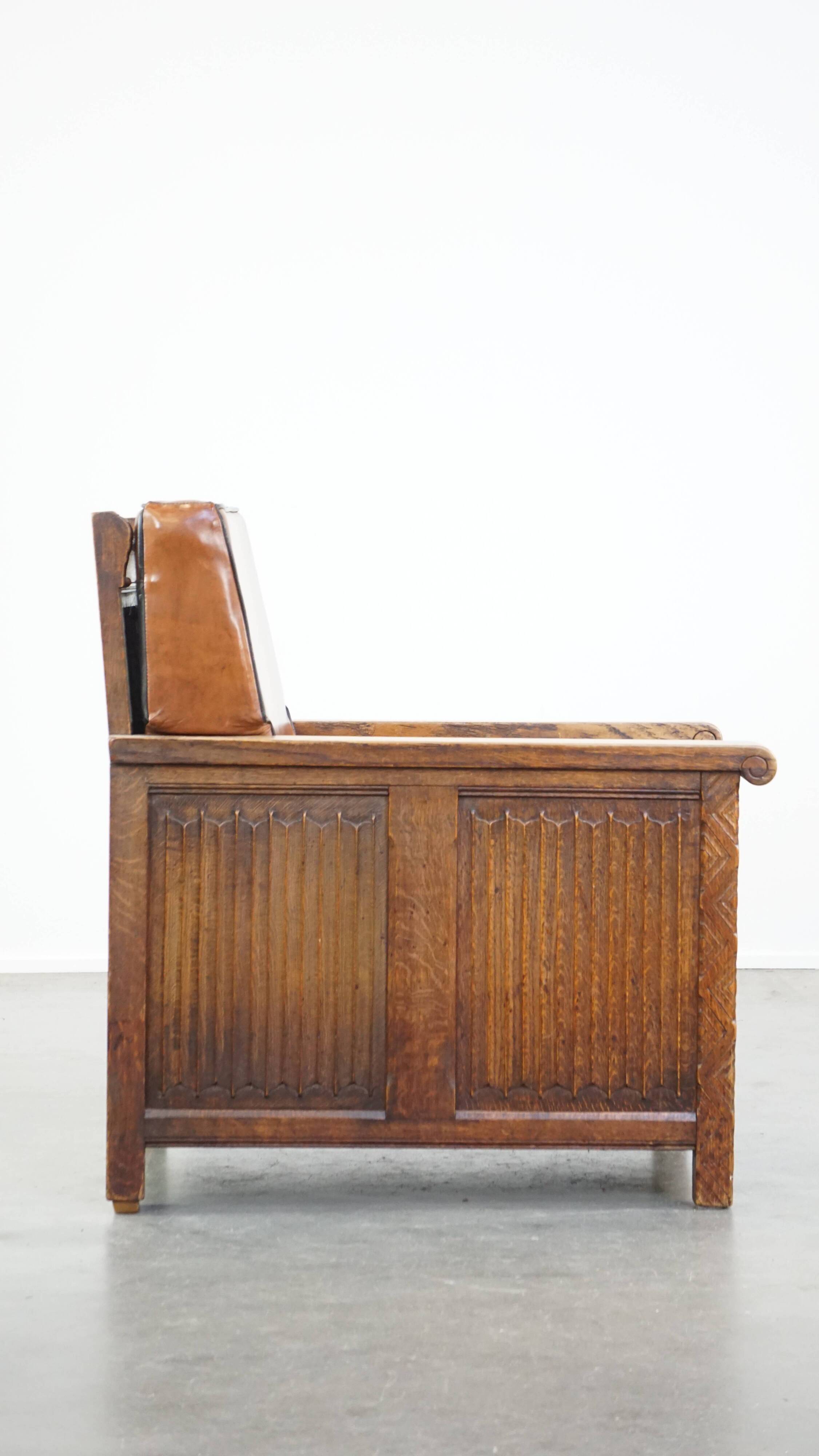 Fauteuil ancien en peau de mouton retapissée
