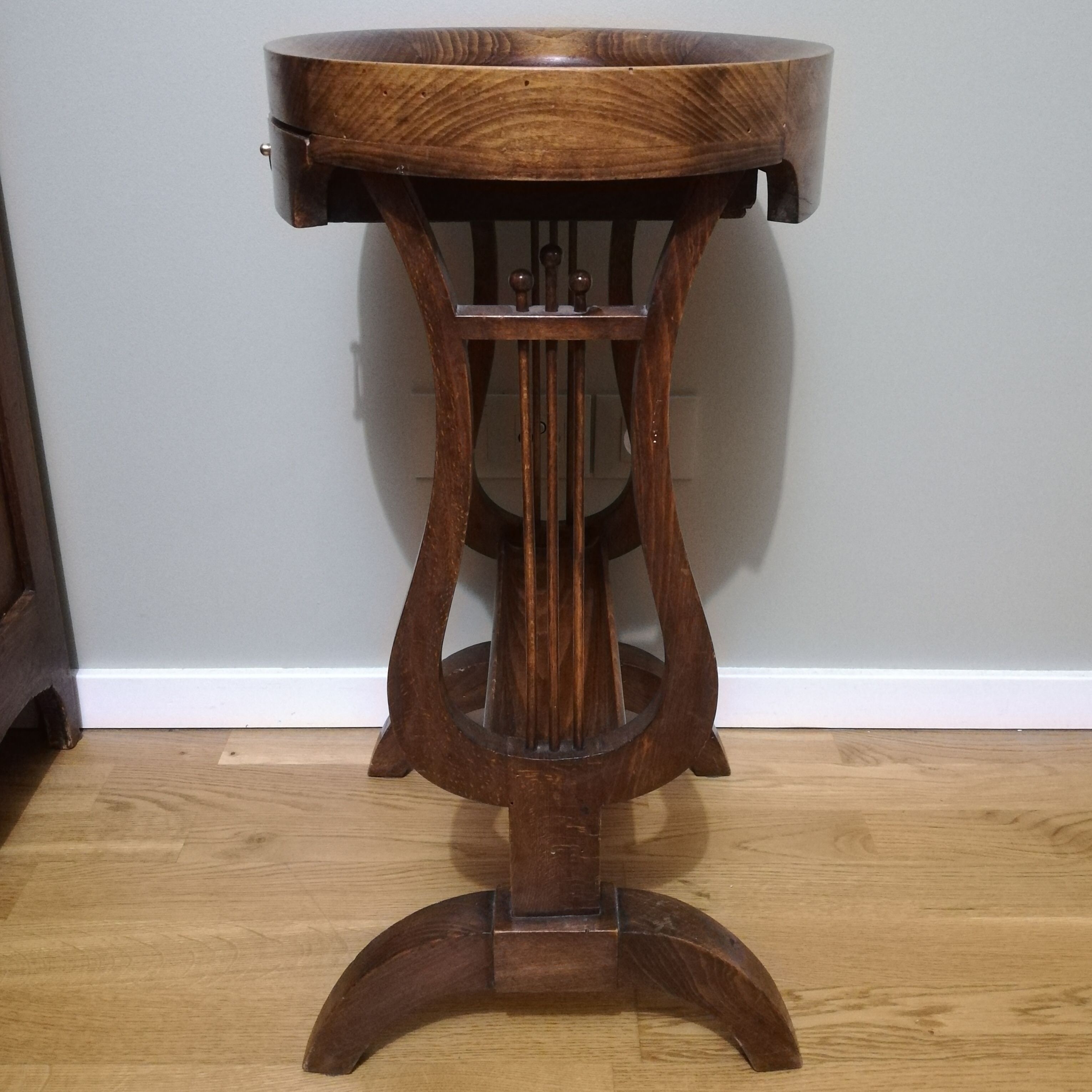 Walnut pedestal table or lyre harness
