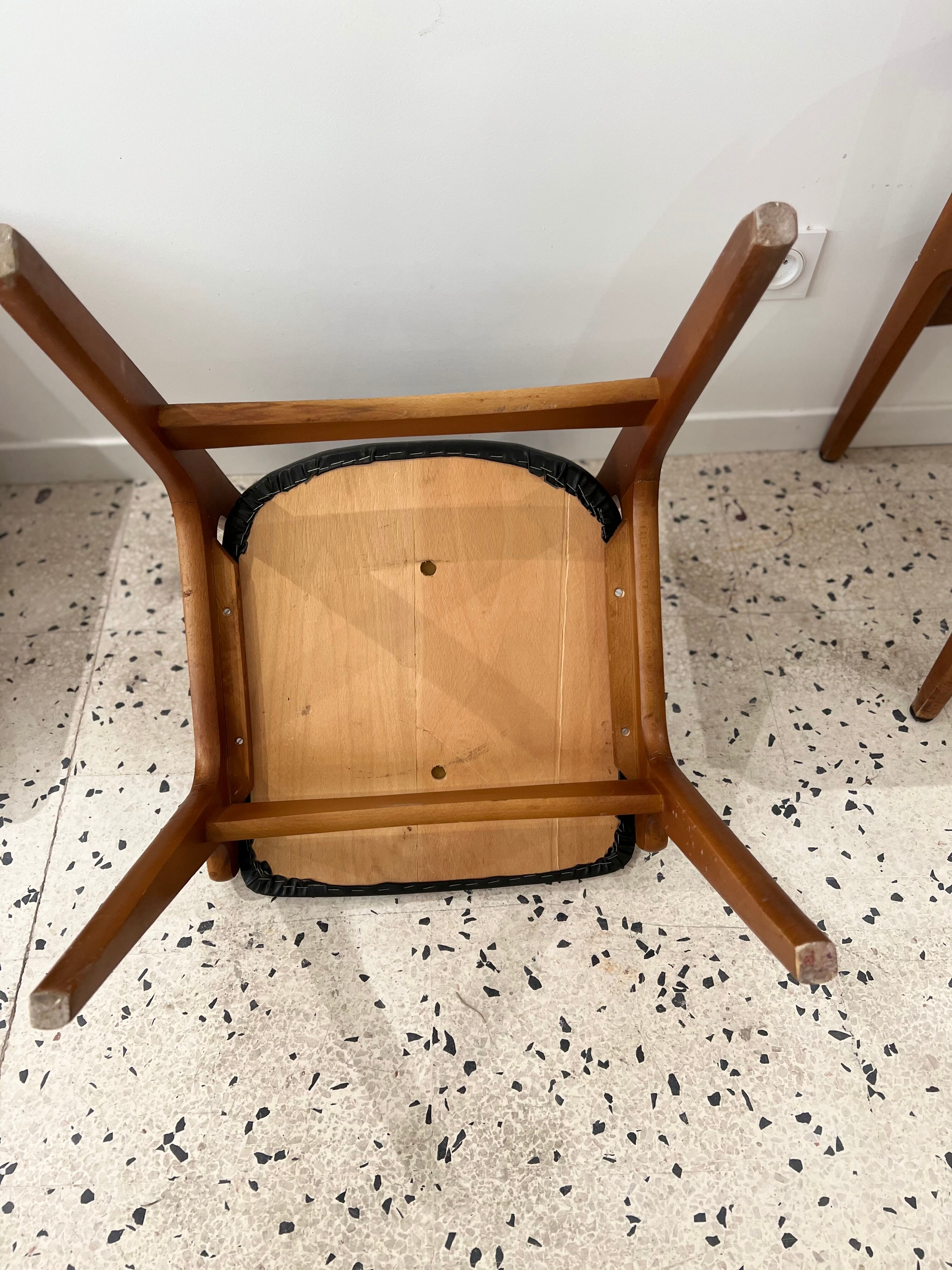 Chaise vintage scandinave en bois et simili cuir noir
