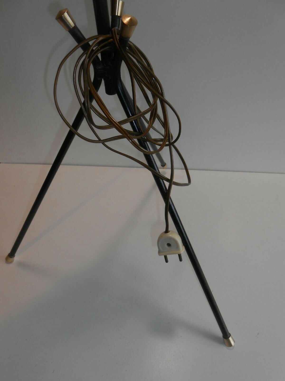Vintage tripode lamppost