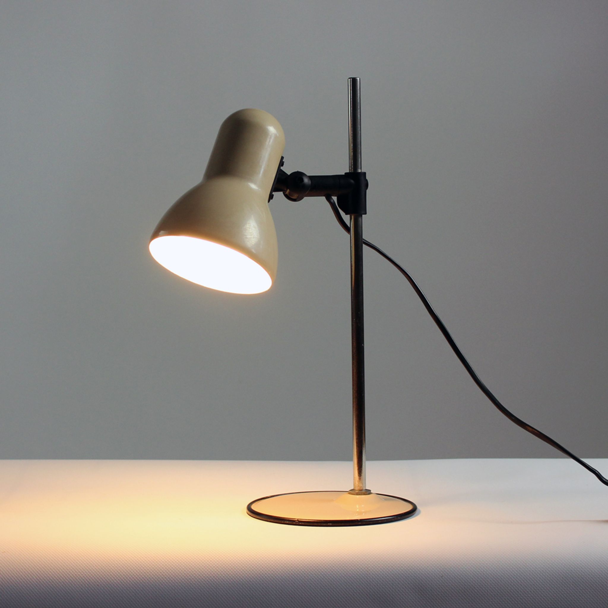 Lampe de table du milieu du siècle en métal, Hongrie années 1970