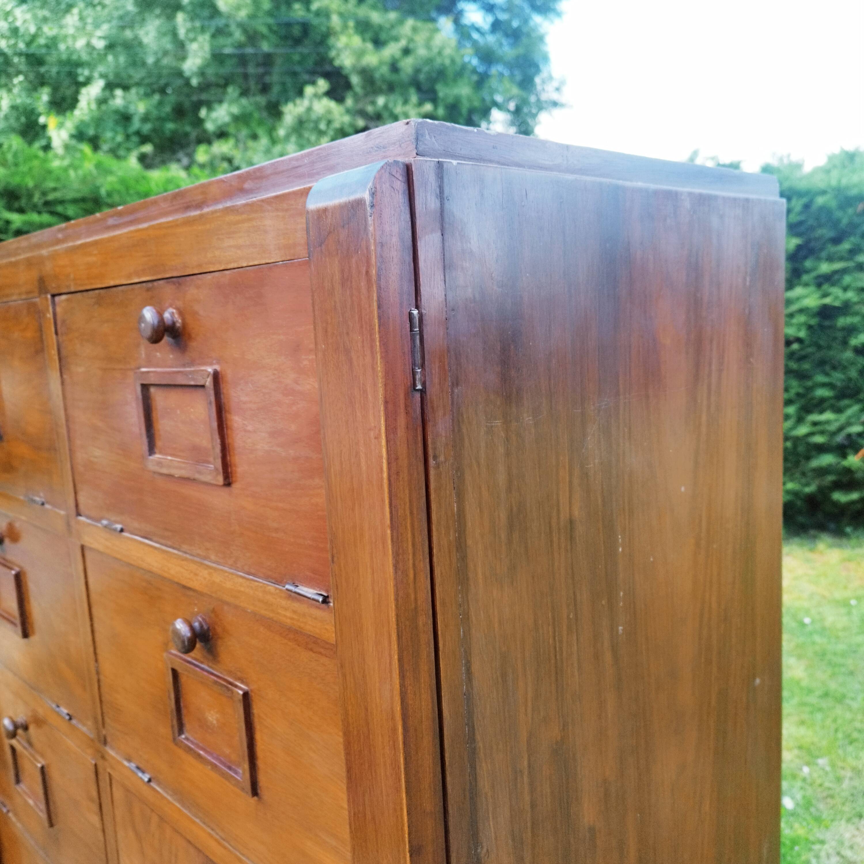 Trade cabinet with flaps