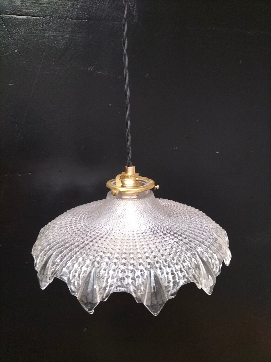 Holophane glass suspension