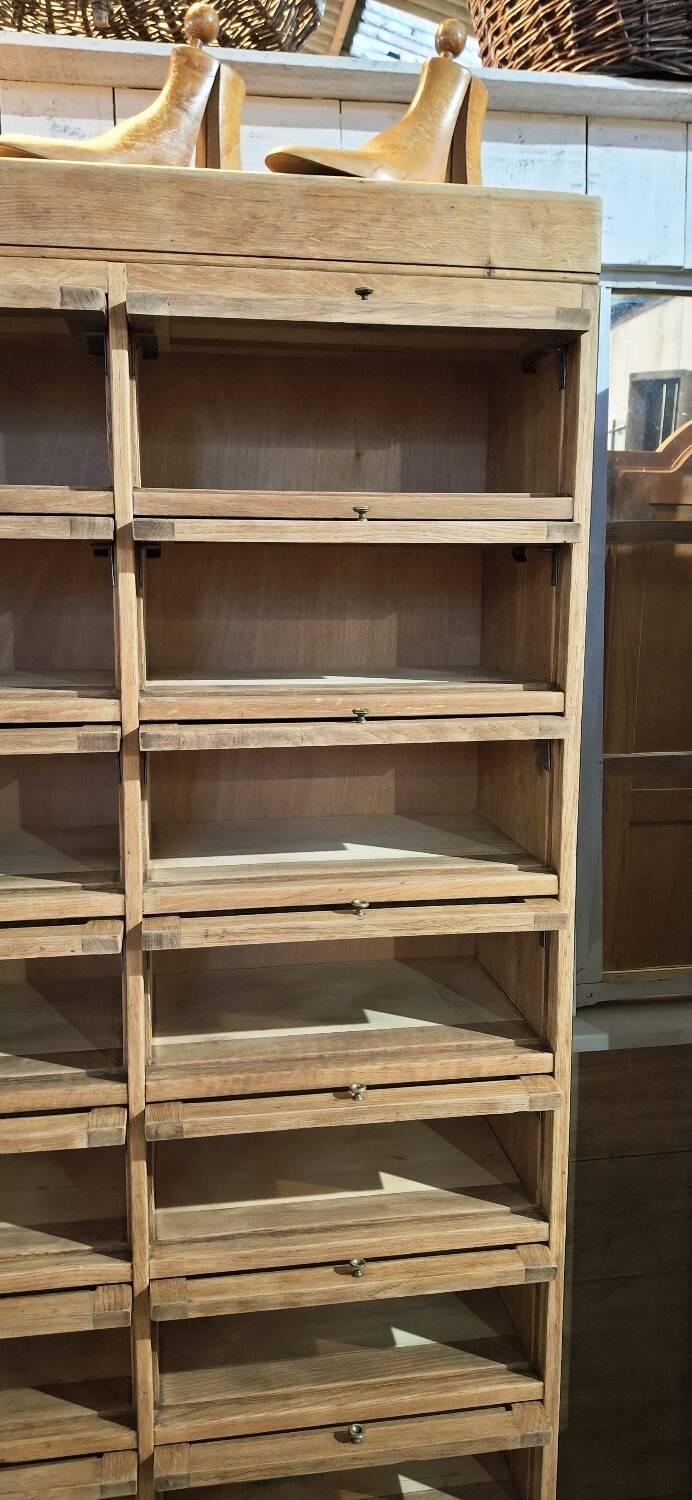 Trade cabinet with flaps