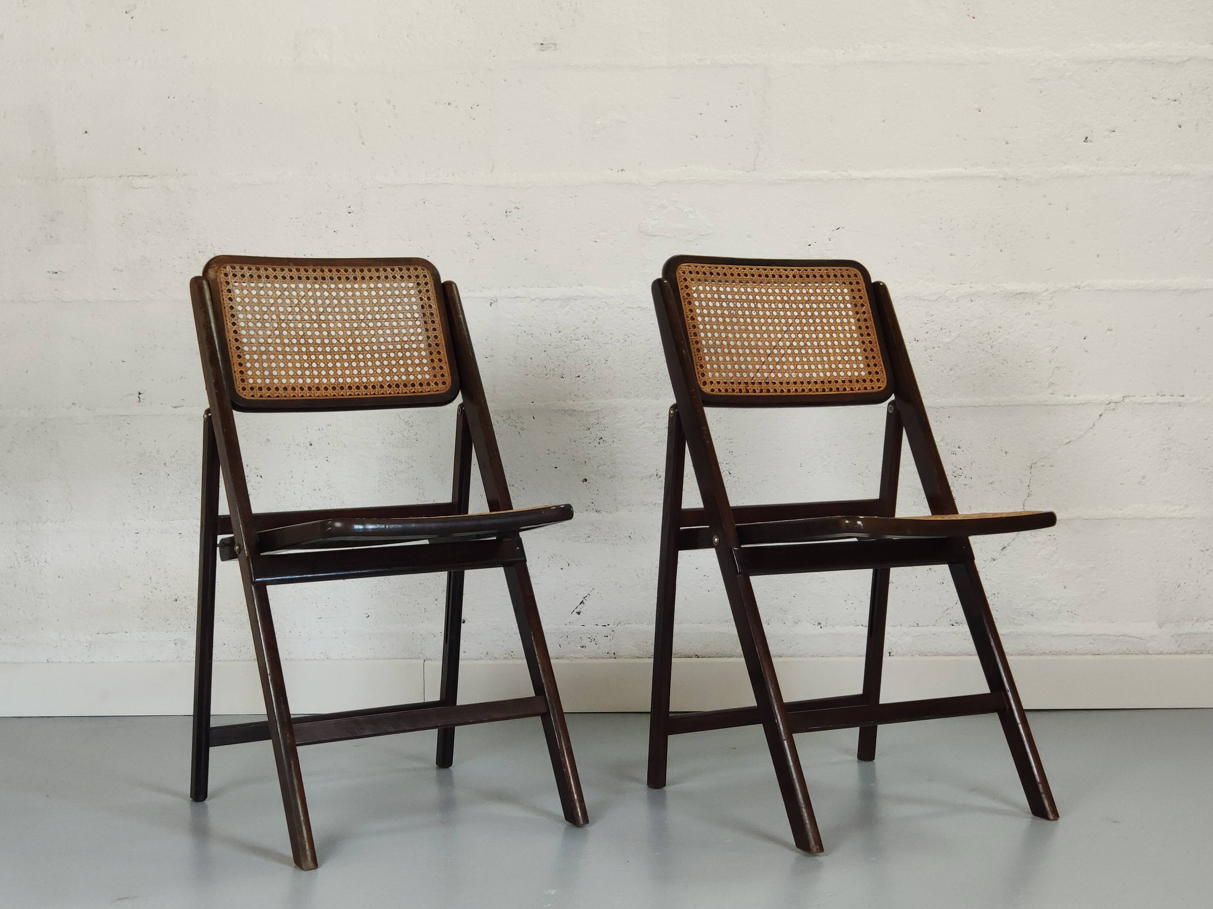 Pair of folding chairs canned