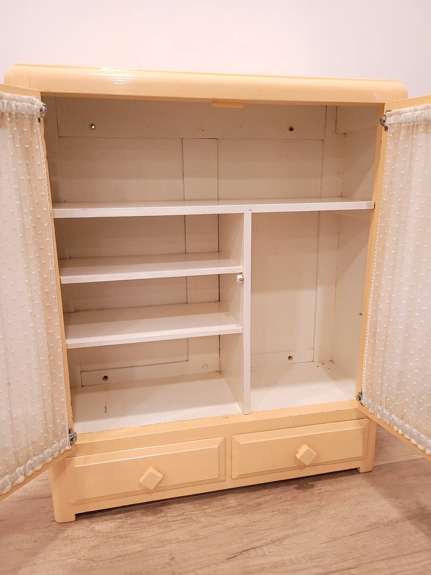Wall cabinet