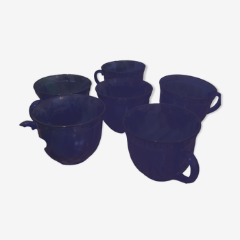 Tasses bleues transparentes