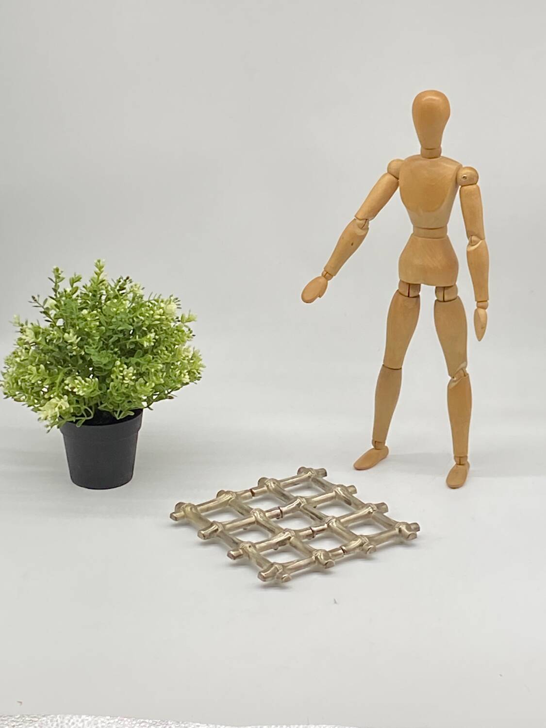 Vintage extendable metal trivet imitation bamboo