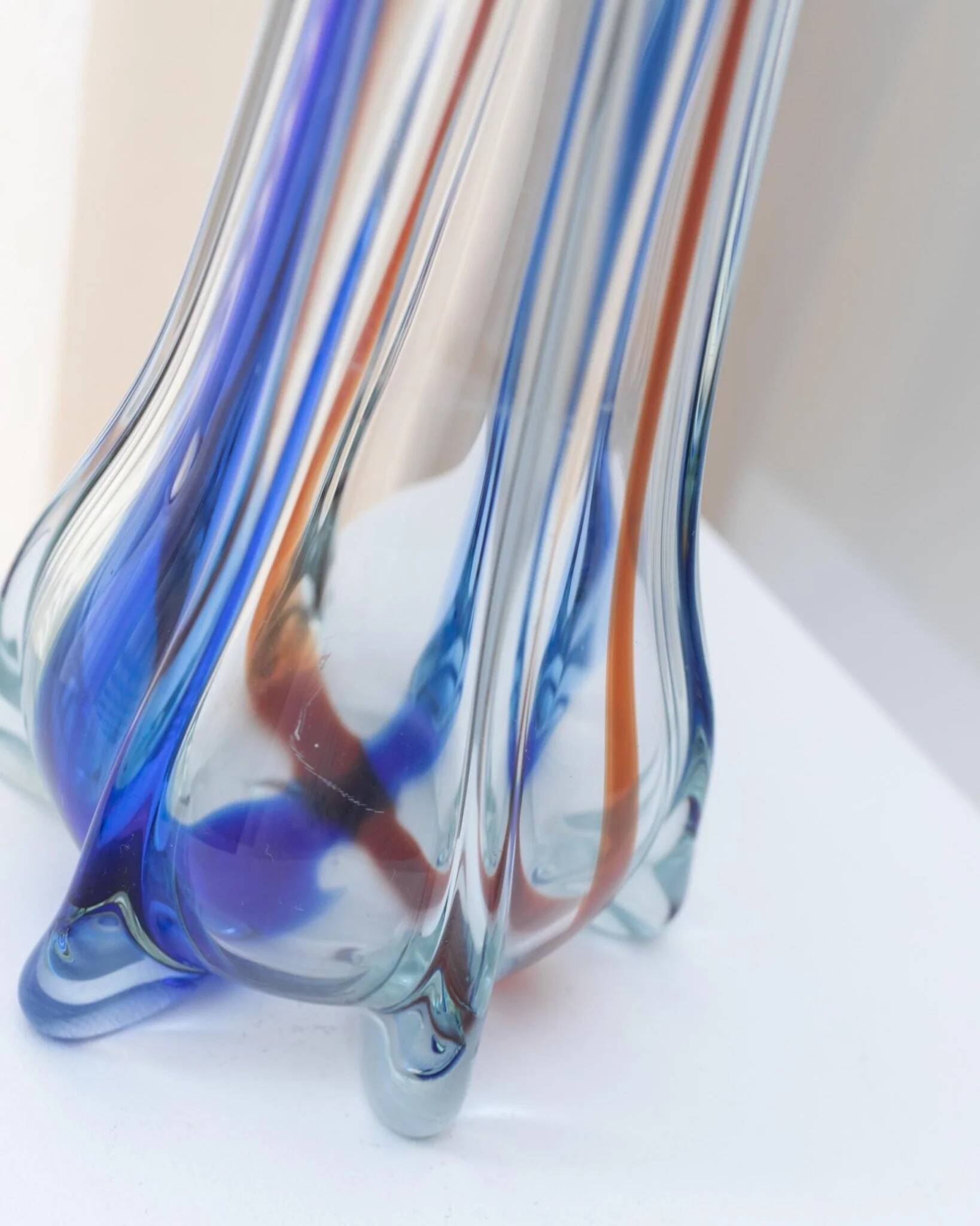 Grand vase en verre de Murano vintage, verre clair avec des détails bleus et rouges, années 1970 Italie – Soufflé à la main, base en trépied