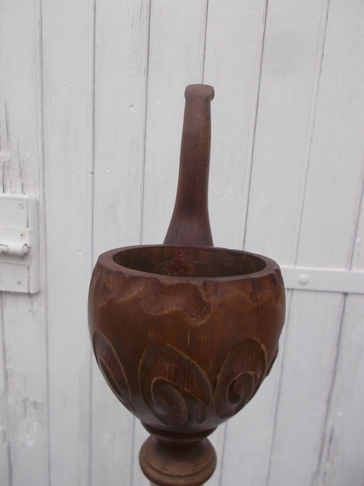 Ashtray on wooden legs