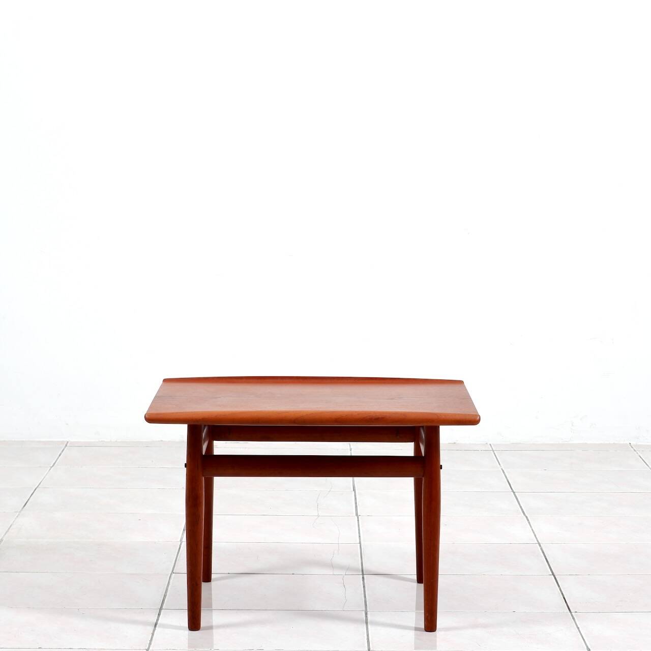 „Surfboard“ teak coffee table by Grete Jalk for Glostrup