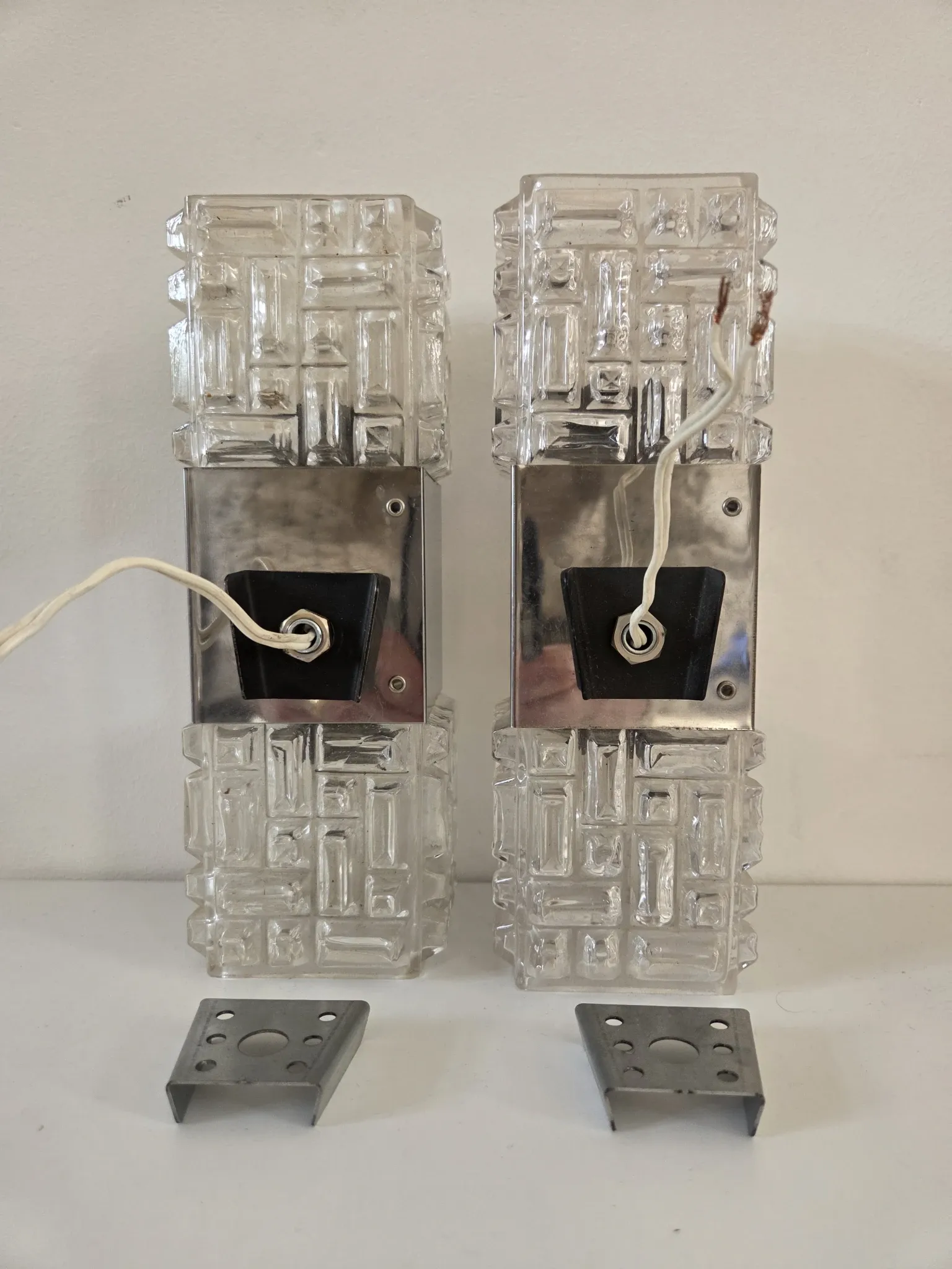 Pair of wall lights in glass and chrome metal