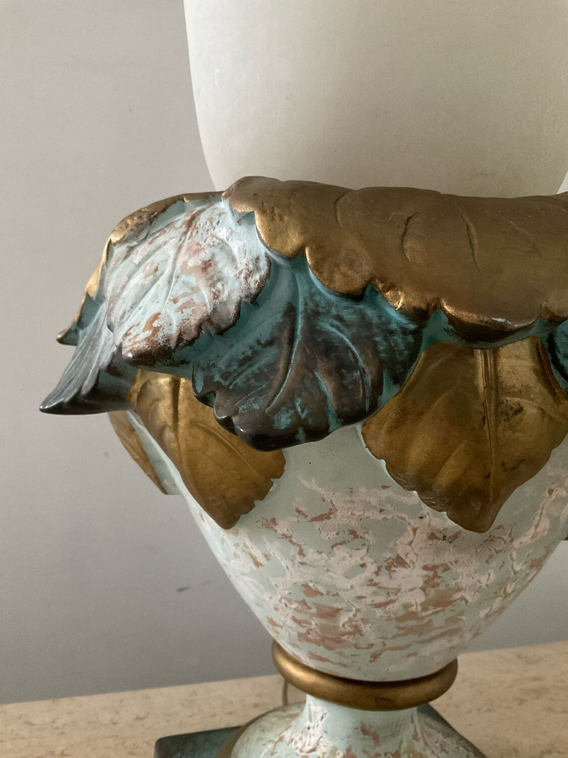 Lampe vintage en opaline et plâtre