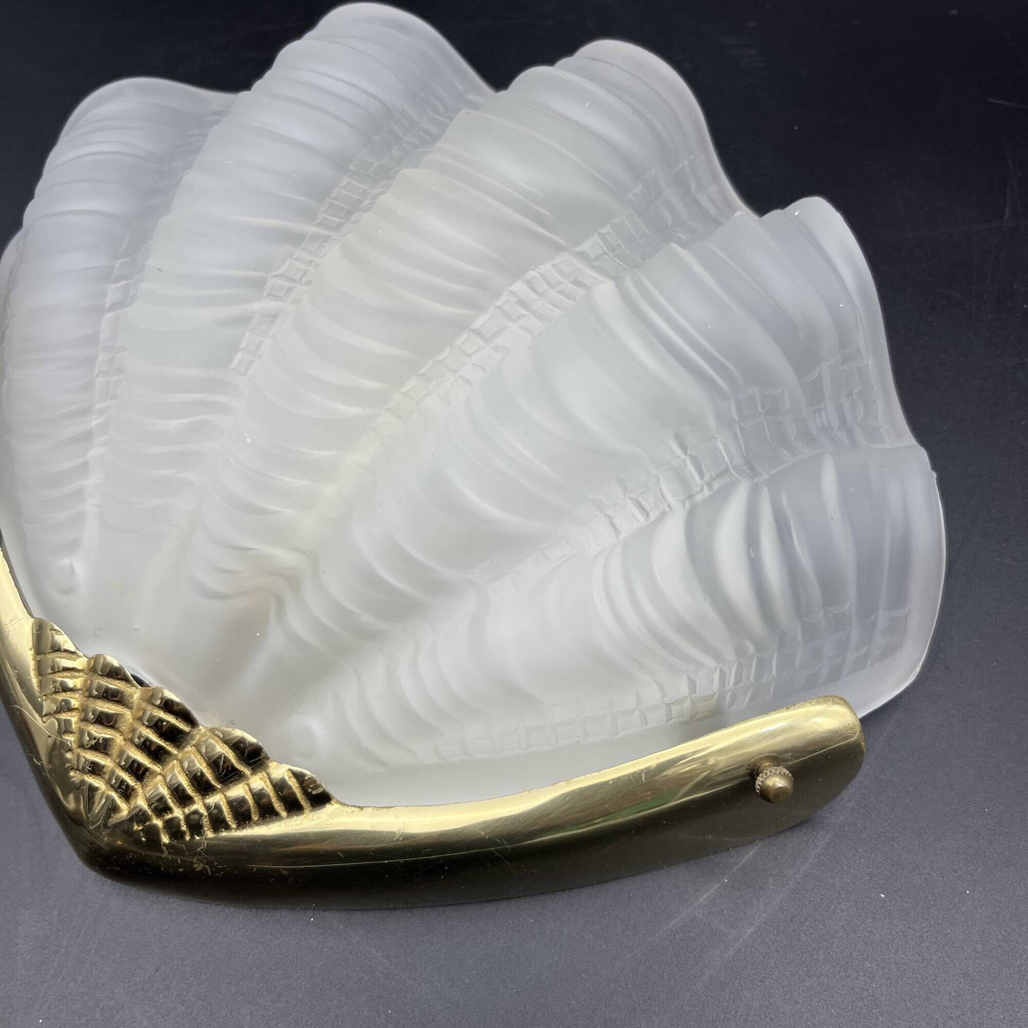 Shell wall light in gilded brass and frosted pressed glass Art Deco style