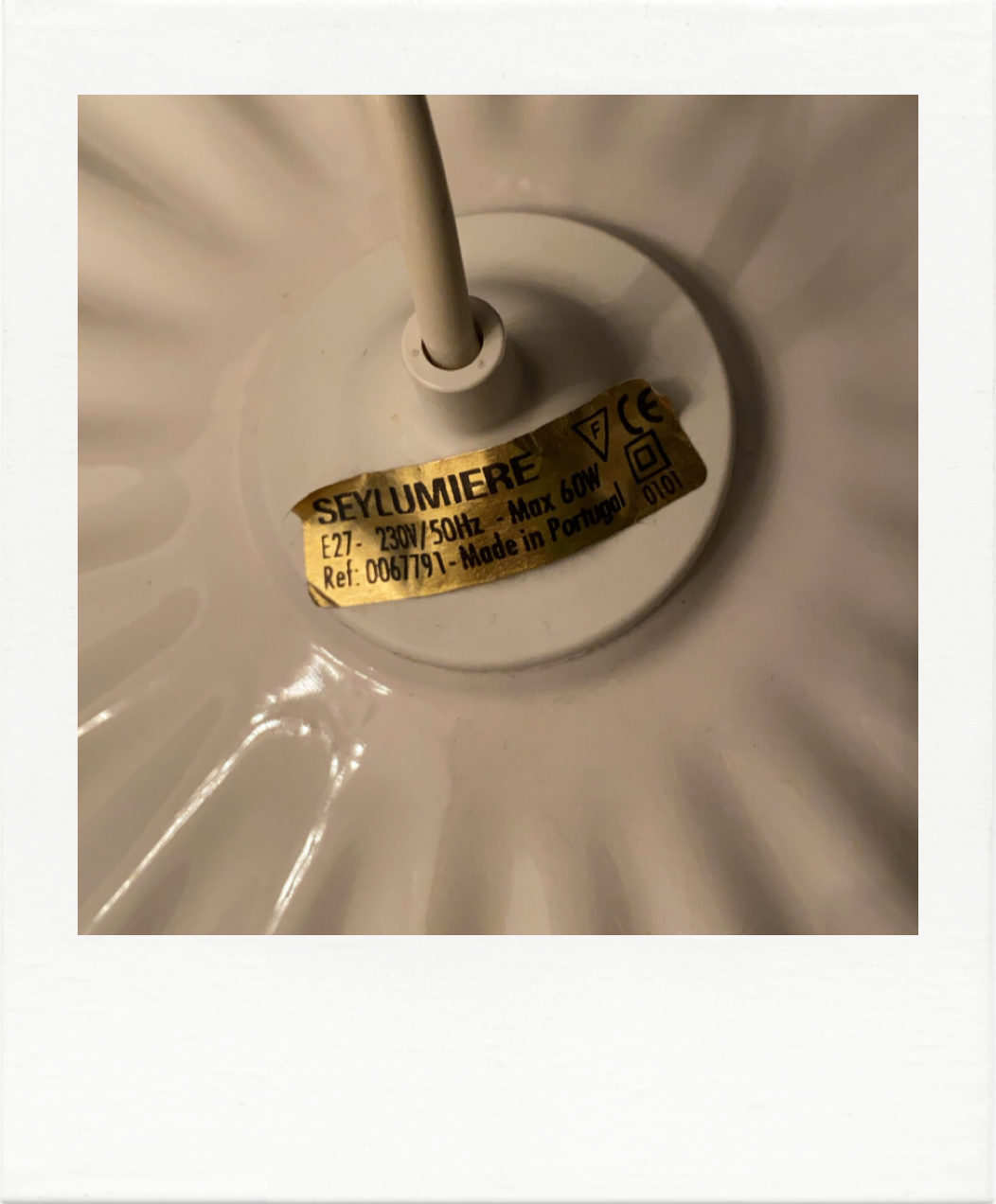 Blue and white pleated ceramic suspension