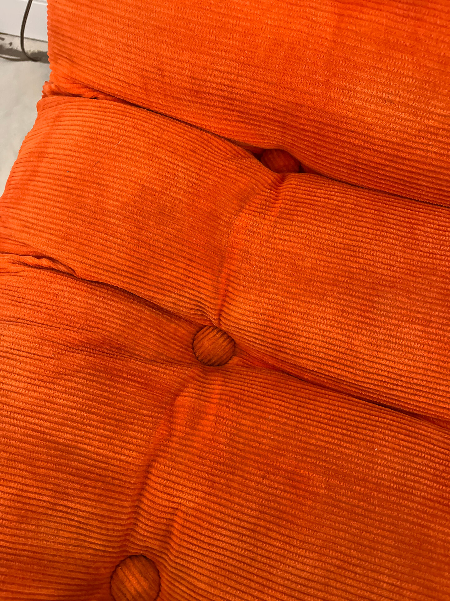 2 fauteuils en velours orange Vintage année 1974