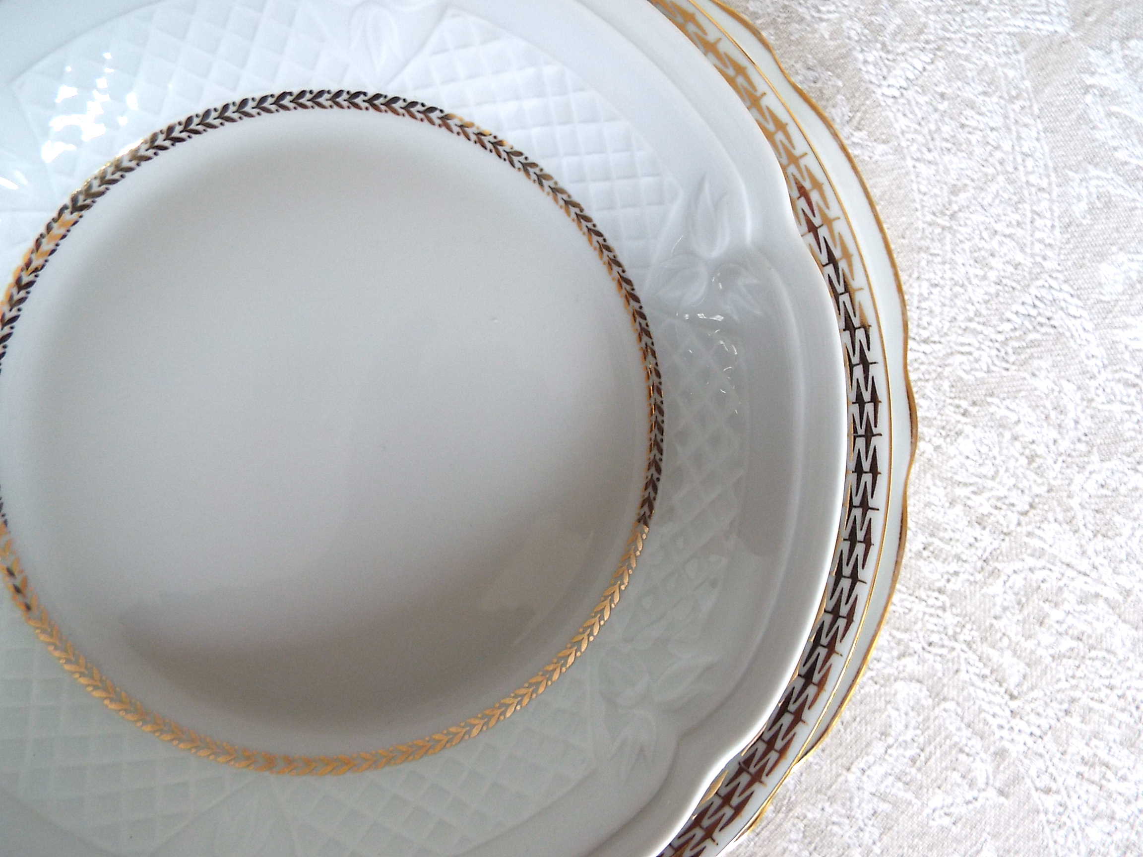 4 hollow dessert plates