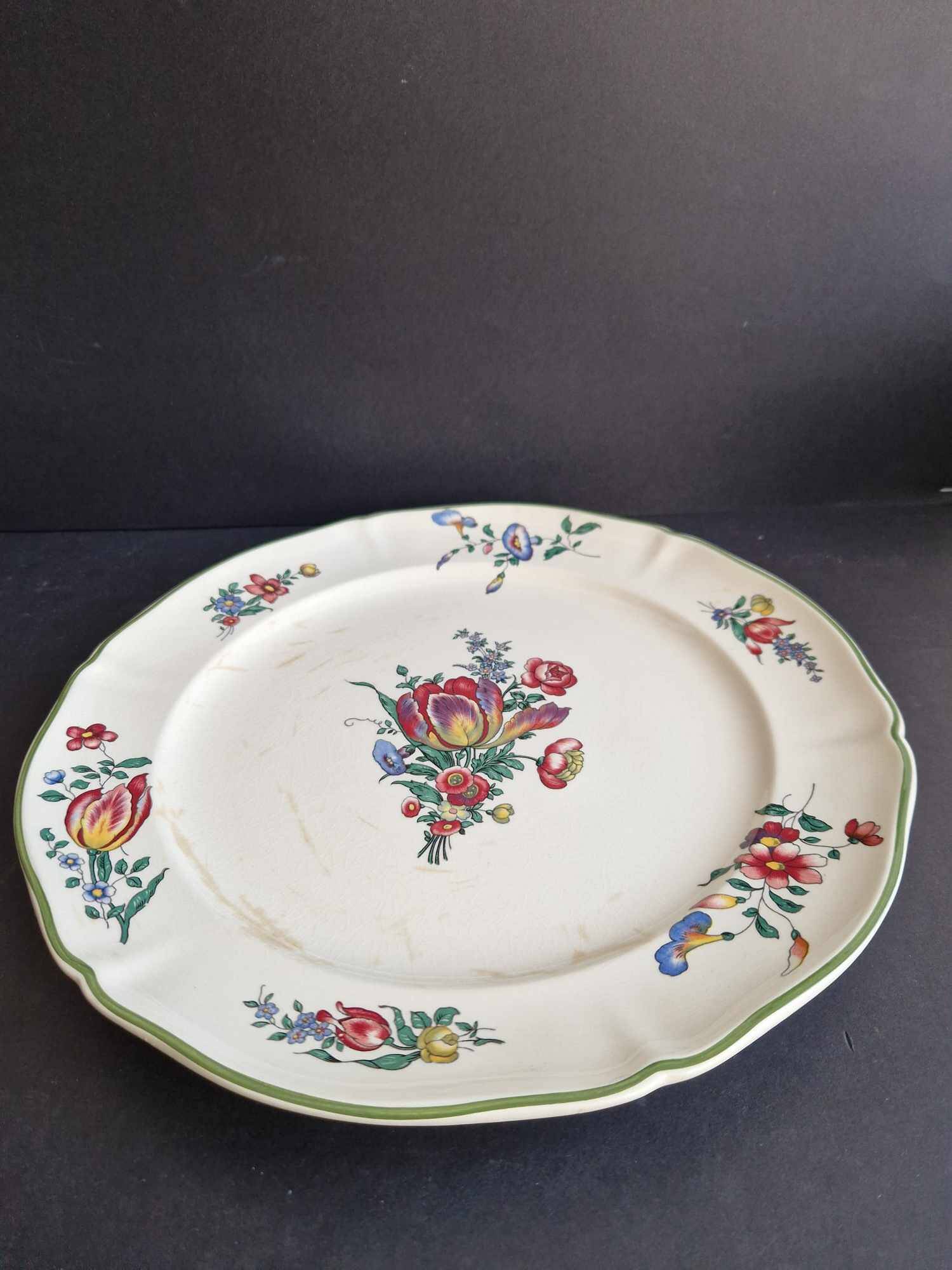 Large round ceramic serving dish Villeroy and Boch Mettlach model 1562.