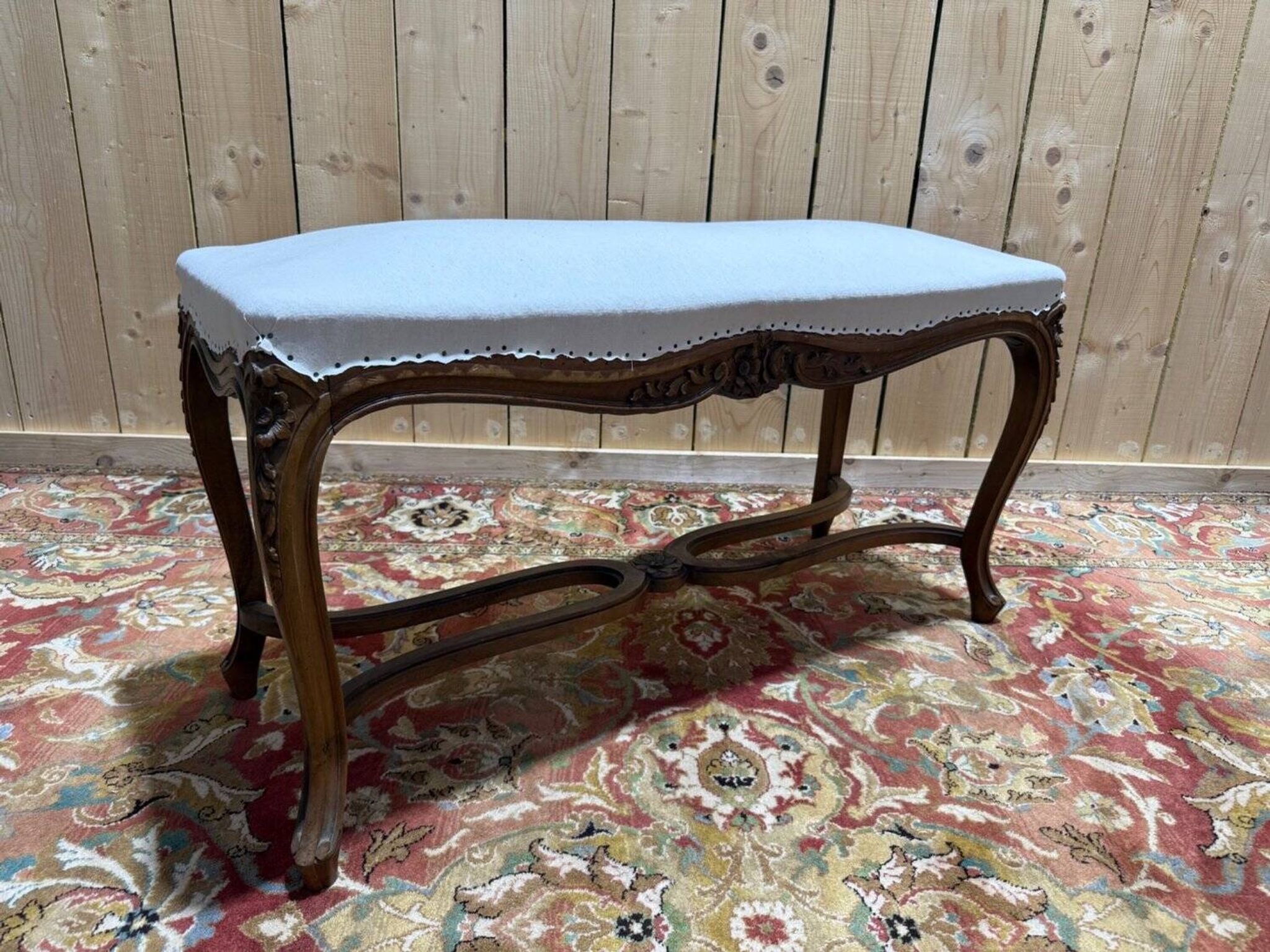 Banquette de piano Style Régence-Louis XV – Noyer massif sculpté