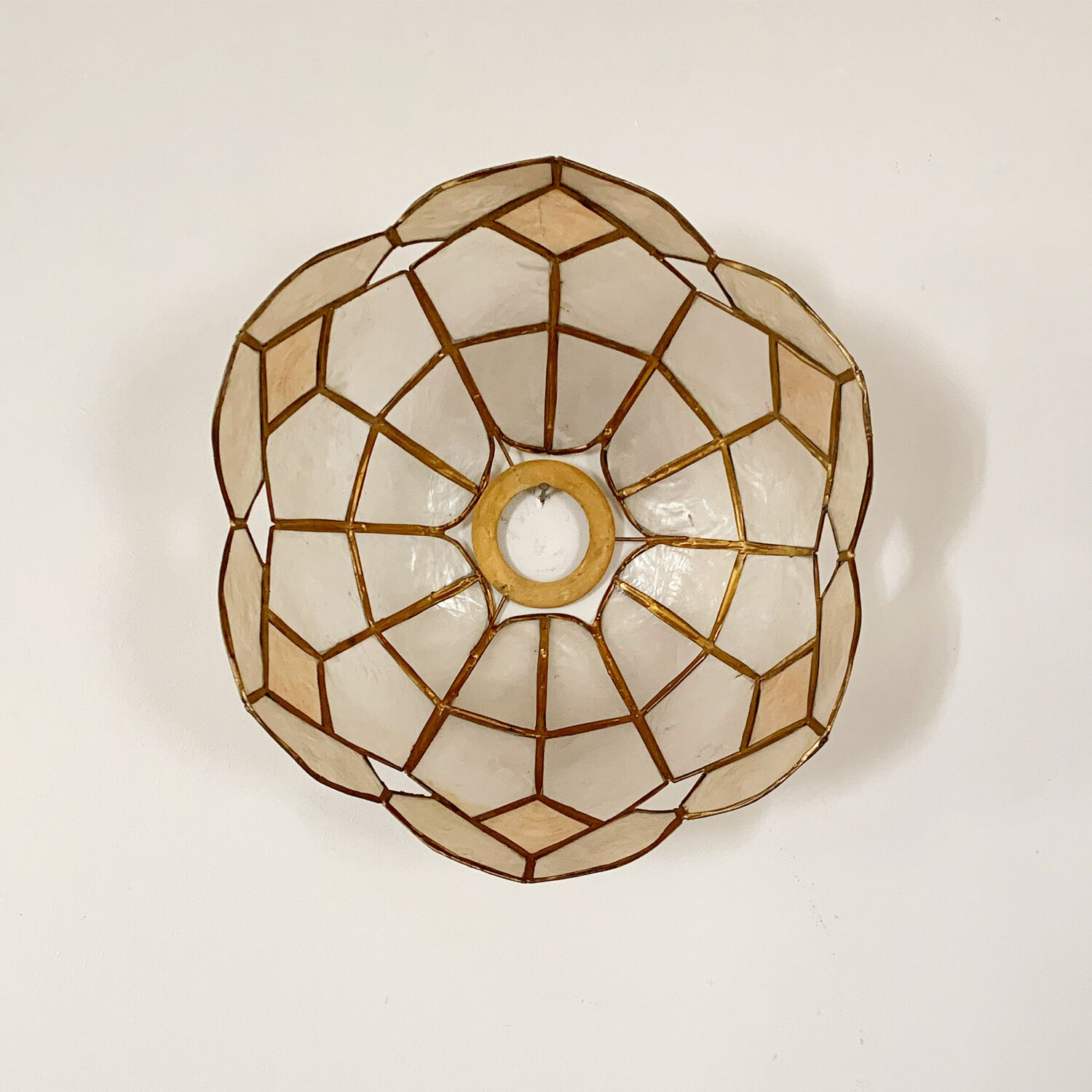 Suspension in mother-of-pearl and two-tone brass