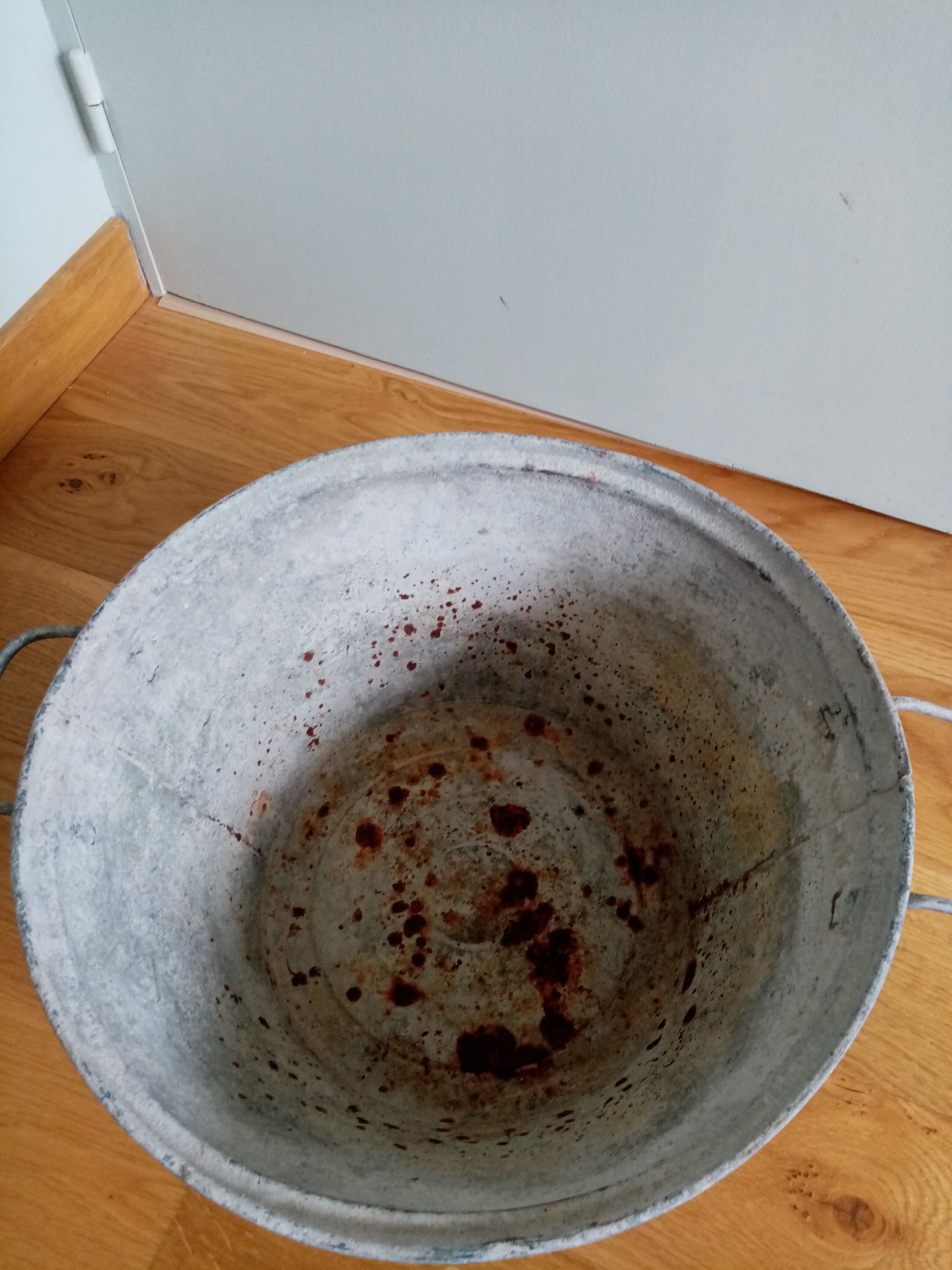 Zinc basin with handles