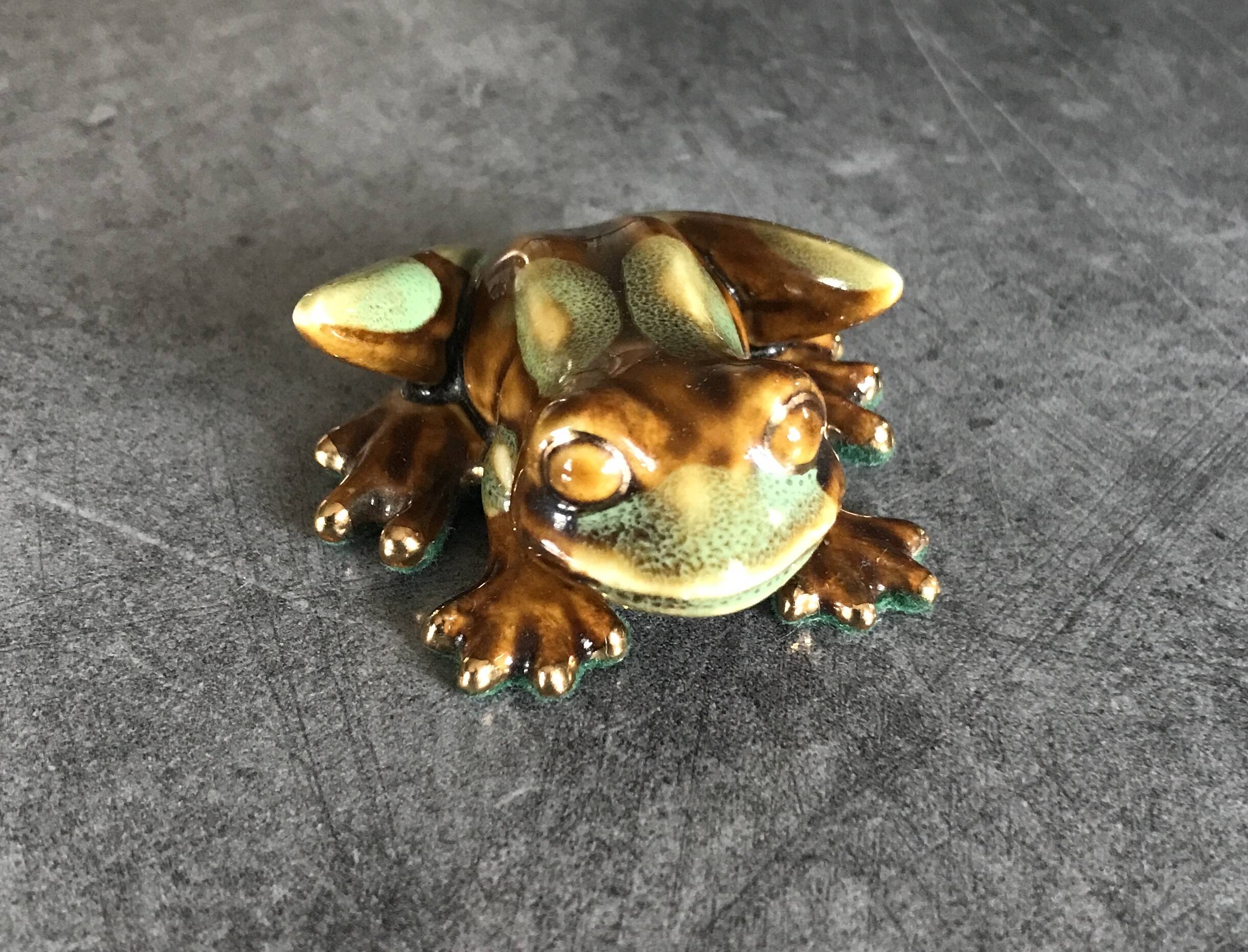 FROG figurine in enameled CERAMIC Vintage Golden Pond collection