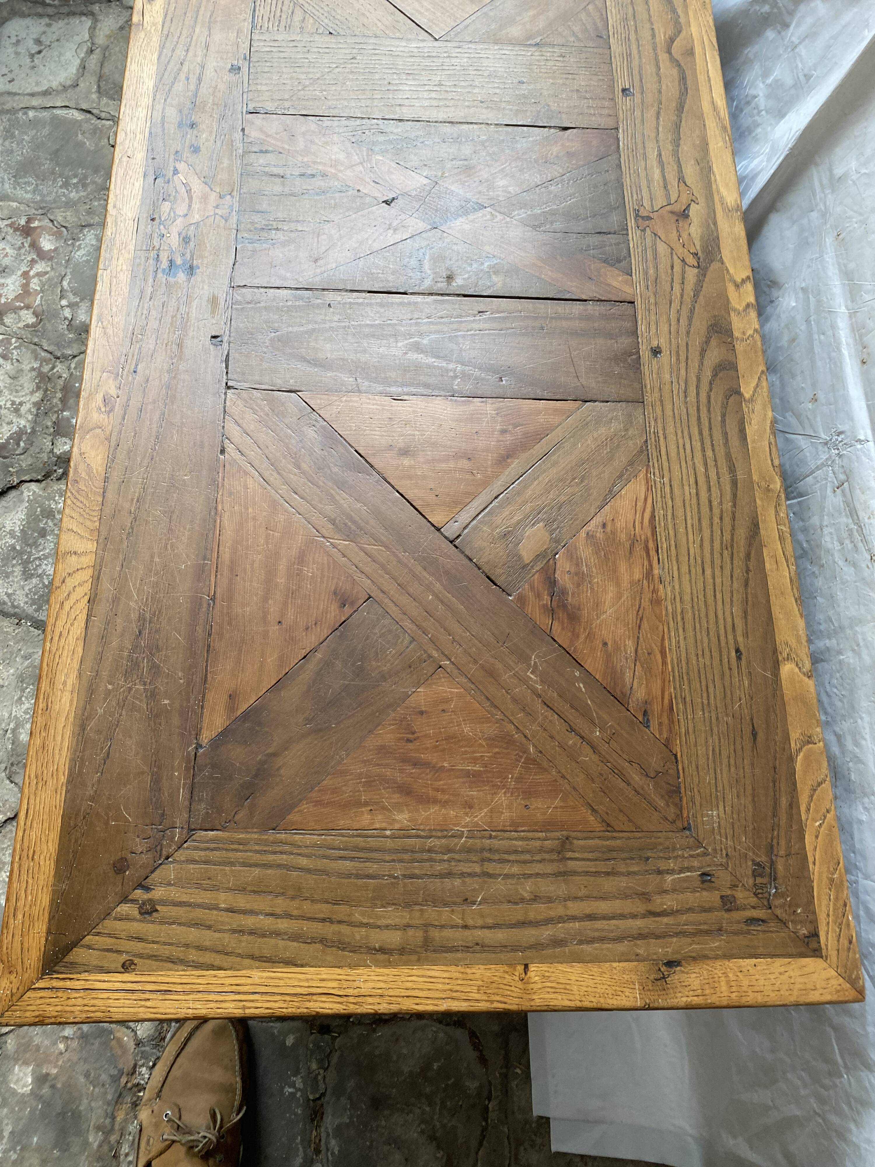 Table de salon en plusieurs essences de bois massif