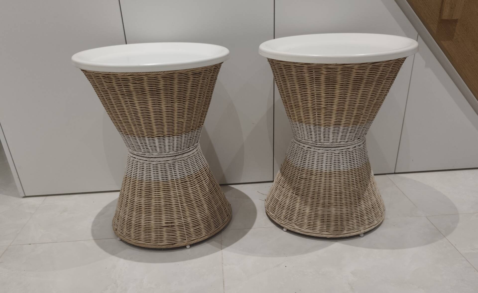 Lot de 2 tables d'appoint/de chevet en osier avec espace de rangement
