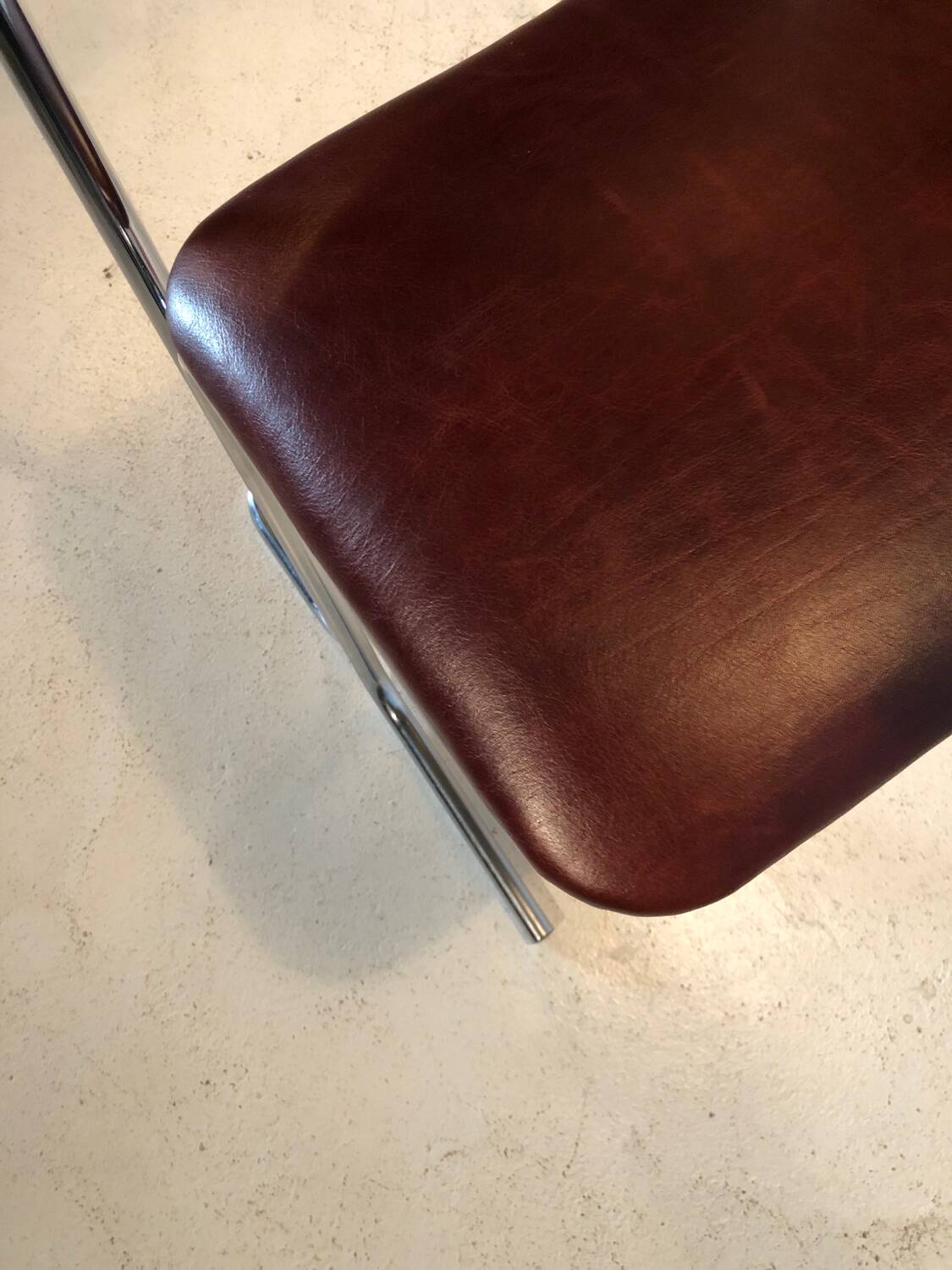 Chaise vintage vers 1970 - cuir et chrome