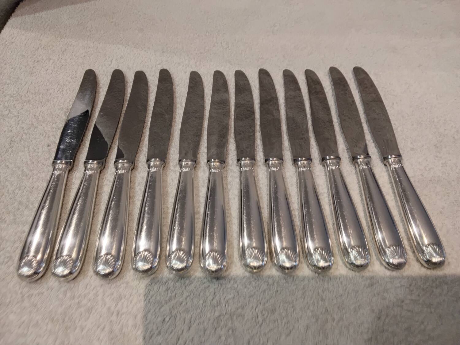 12 silver-plated table knives by Christofle Vendôme, 24.5cm