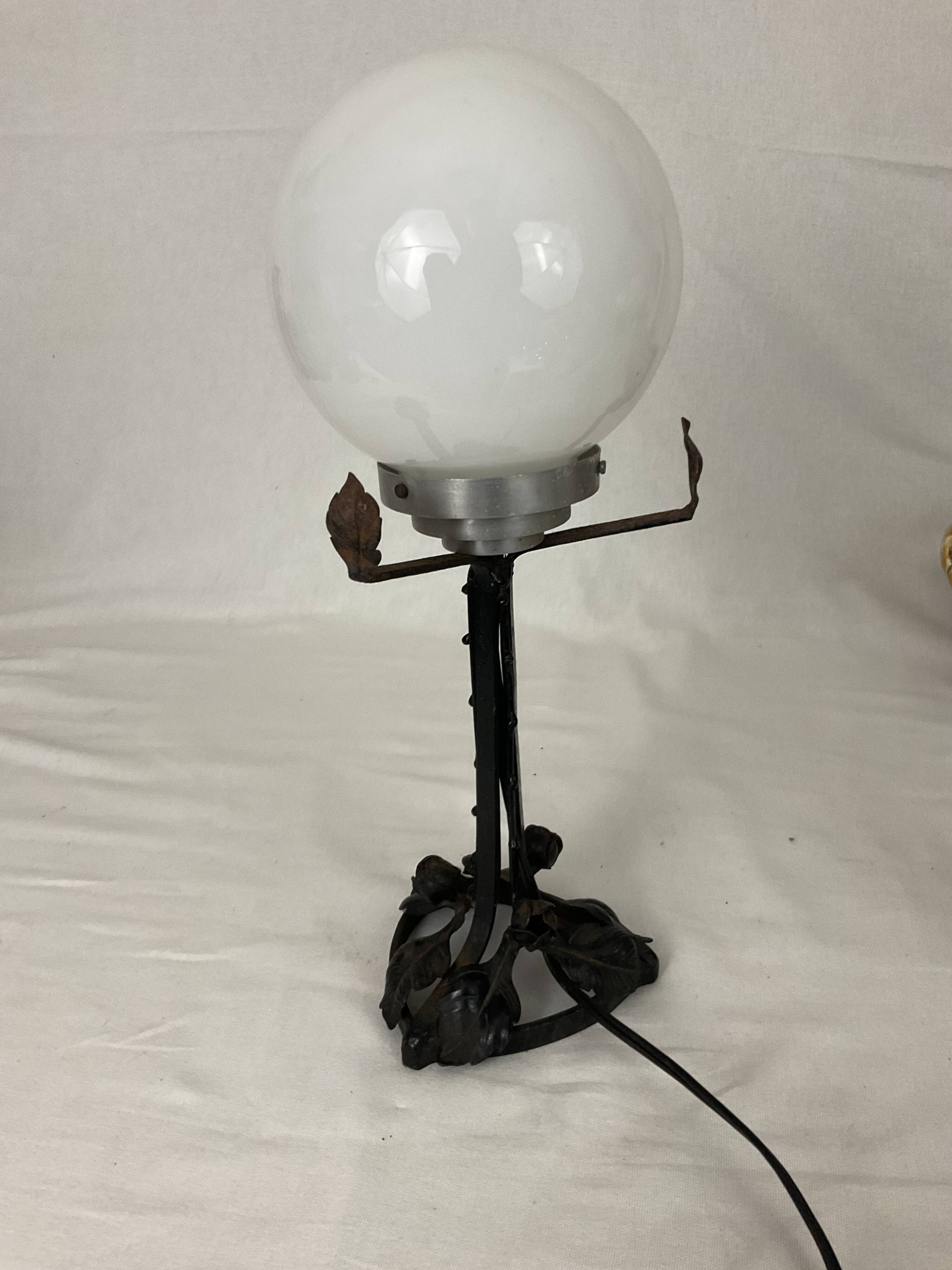 Lampe art nouveau art déco en fer forgé globe blanc