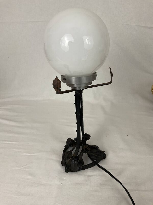 Lampe art nouveau art déco en fer forgé globe blanc