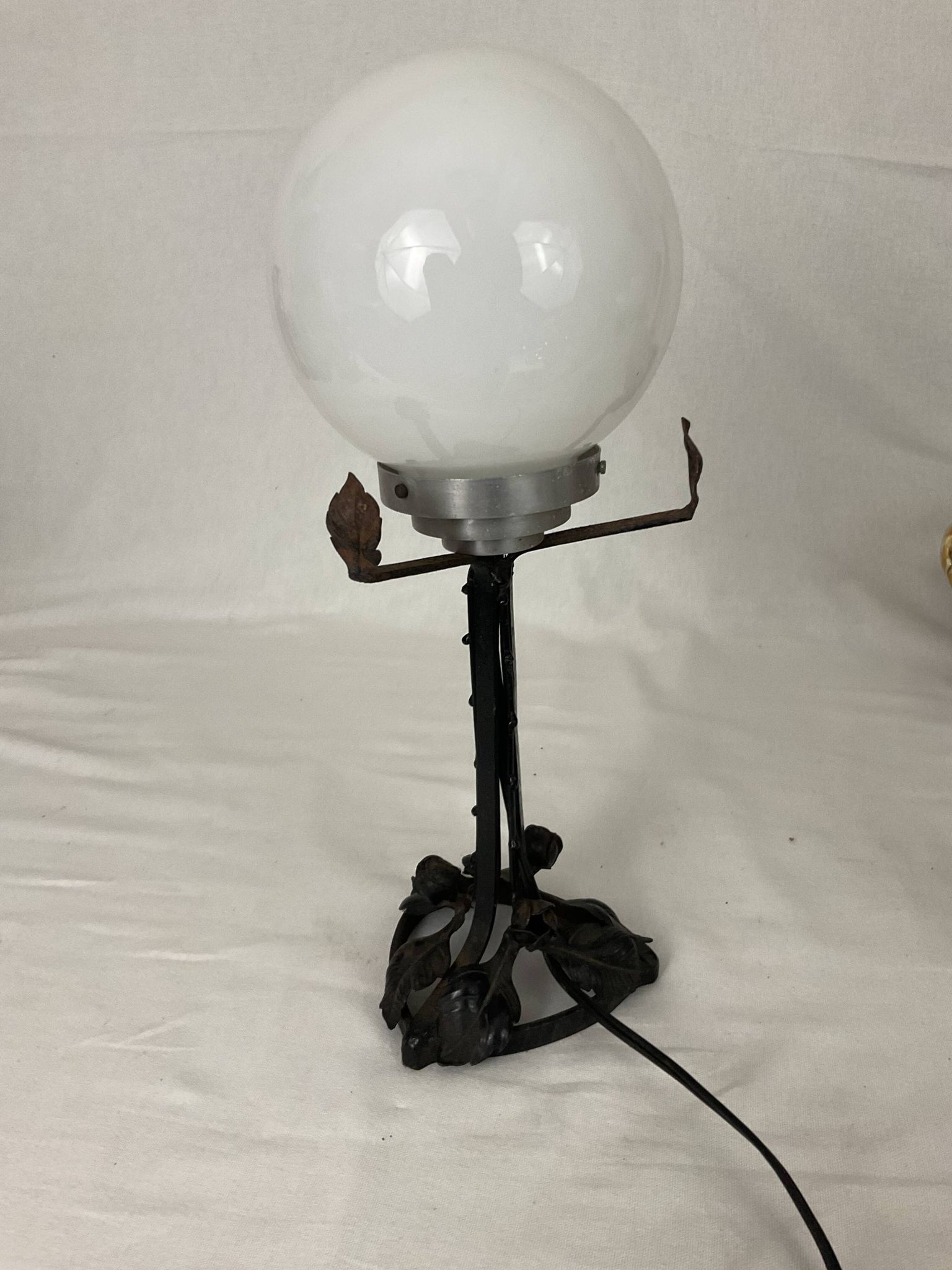 Lampe art nouveau art déco en fer forgé globe blanc