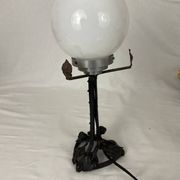 Lampe art nouveau art déco en fer forgé globe blanc