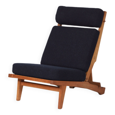 Fauteuil AP-71 par Hans Wegner pour AP Stolen, 1968 – retapissé en tissu bouclé noir